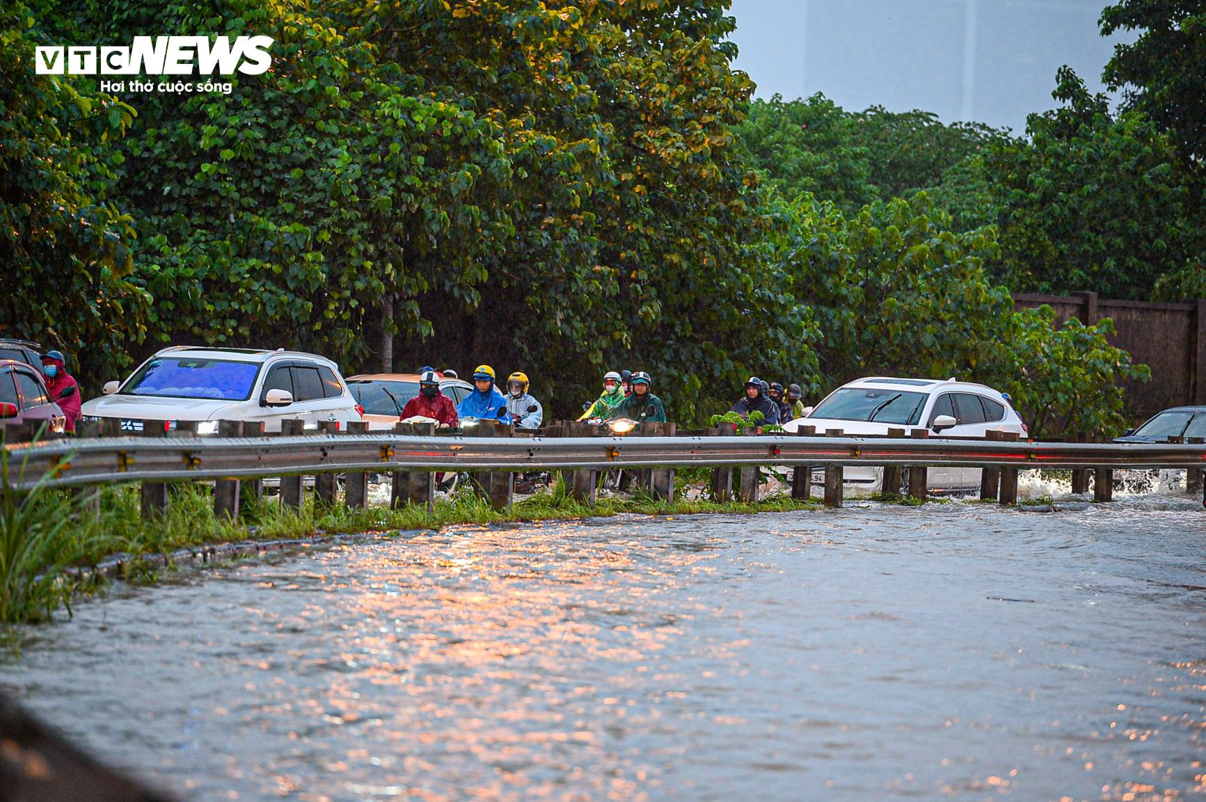 Hà Nội: Tối muộn, dòng xe vẫn nối đuôi nhau bì bõm lội nước trở về nhà - 1