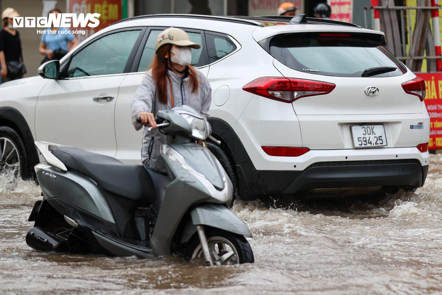 Hà Nội ngập lụt khắp nơi, dân chôn chân giữa biển nước cầu cứu người thân - 11