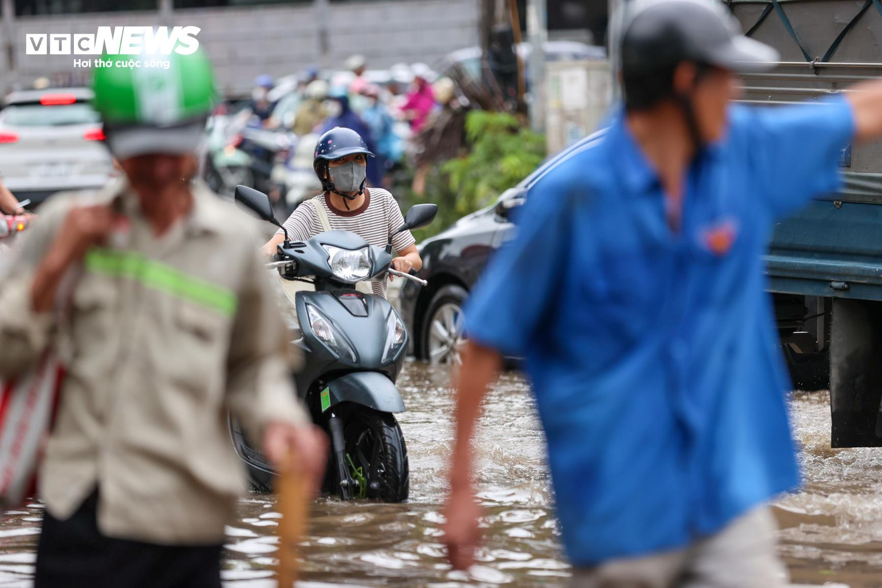 Hà Nội ngập lụt khắp nơi, dân chôn chân giữa biển nước cầu cứu người thân - 8
