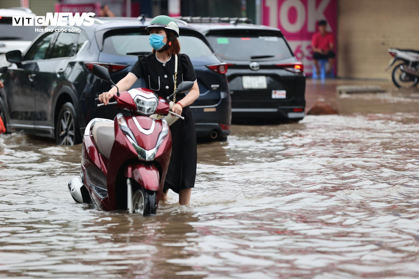 Hà Nội ngập lụt khắp nơi, dân chôn chân giữa biển nước cầu cứu người thân - 9