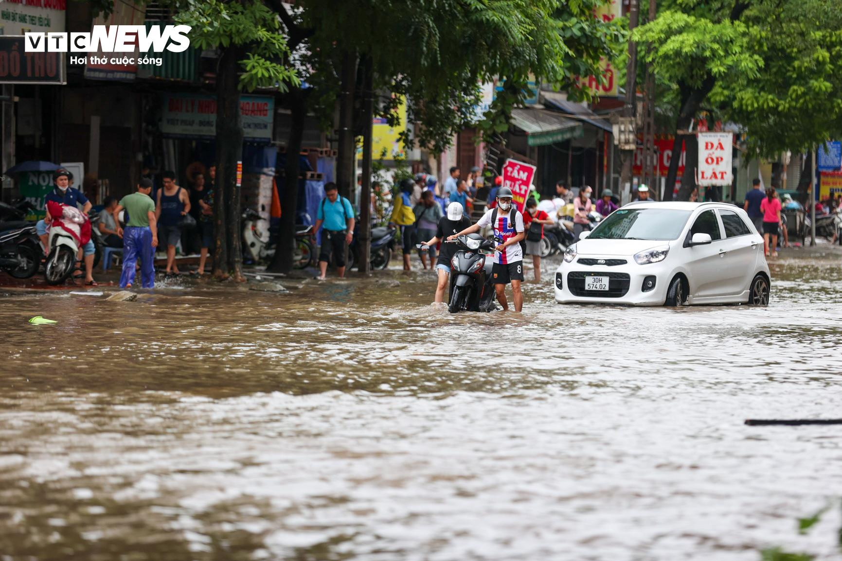 Hà Nội ngập lụt khắp nơi, dân chôn chân giữa biển nước cầu cứu người thân - 16