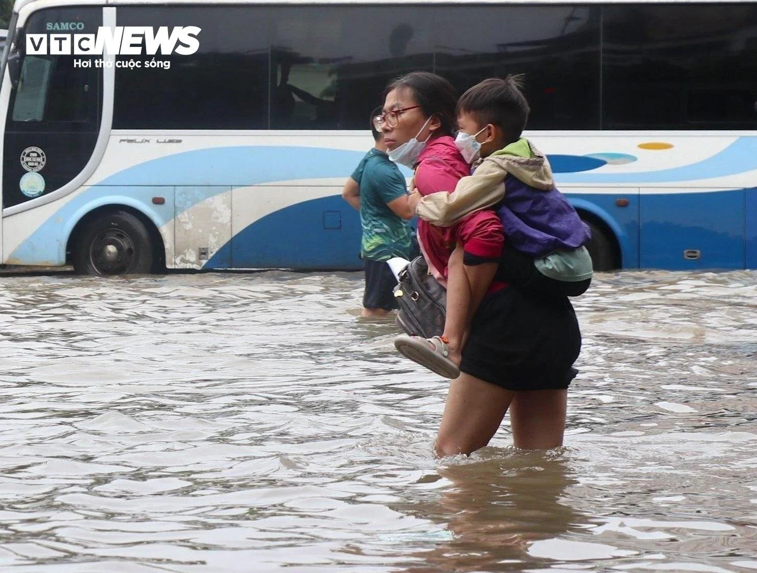 Hà Nội ngập lụt khắp nơi, dân chôn chân giữa biển nước cầu cứu người thân - 13