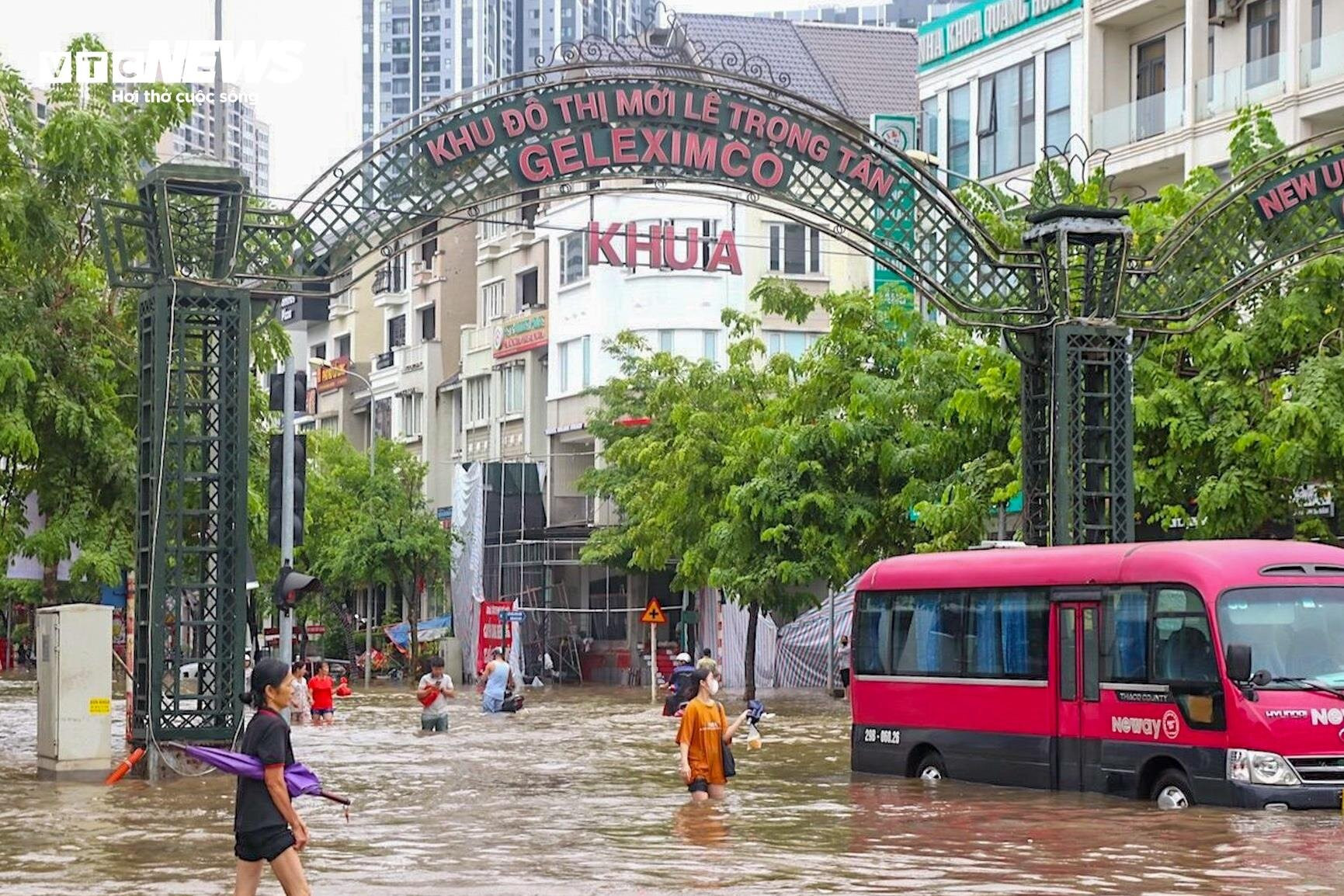 Hà Nội ngập lụt khắp nơi, dân chôn chân giữa biển nước cầu cứu người thân - 12