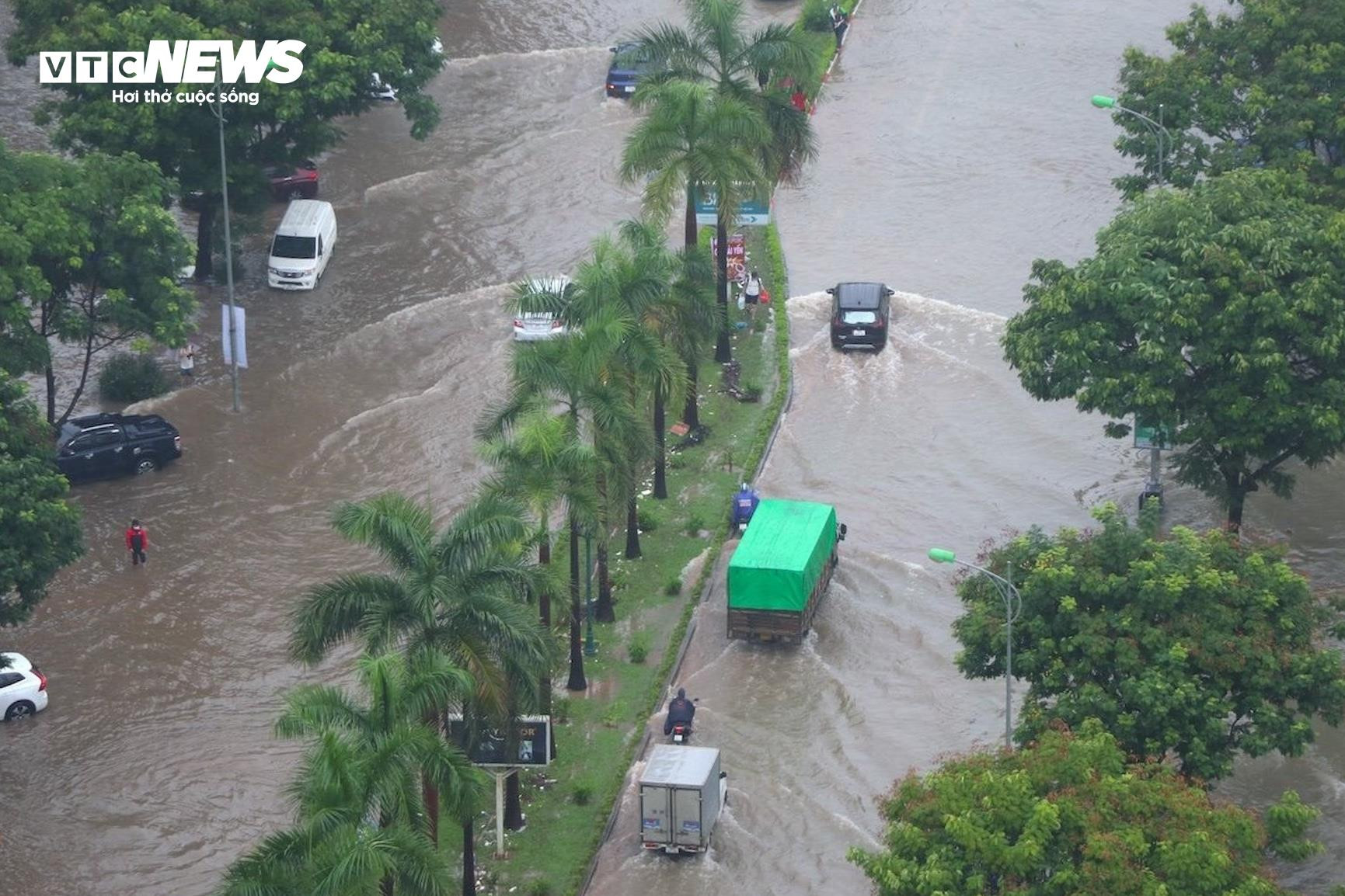 Hà Nội ngập lụt khắp nơi, dân chôn chân giữa biển nước cầu cứu người thân - 14