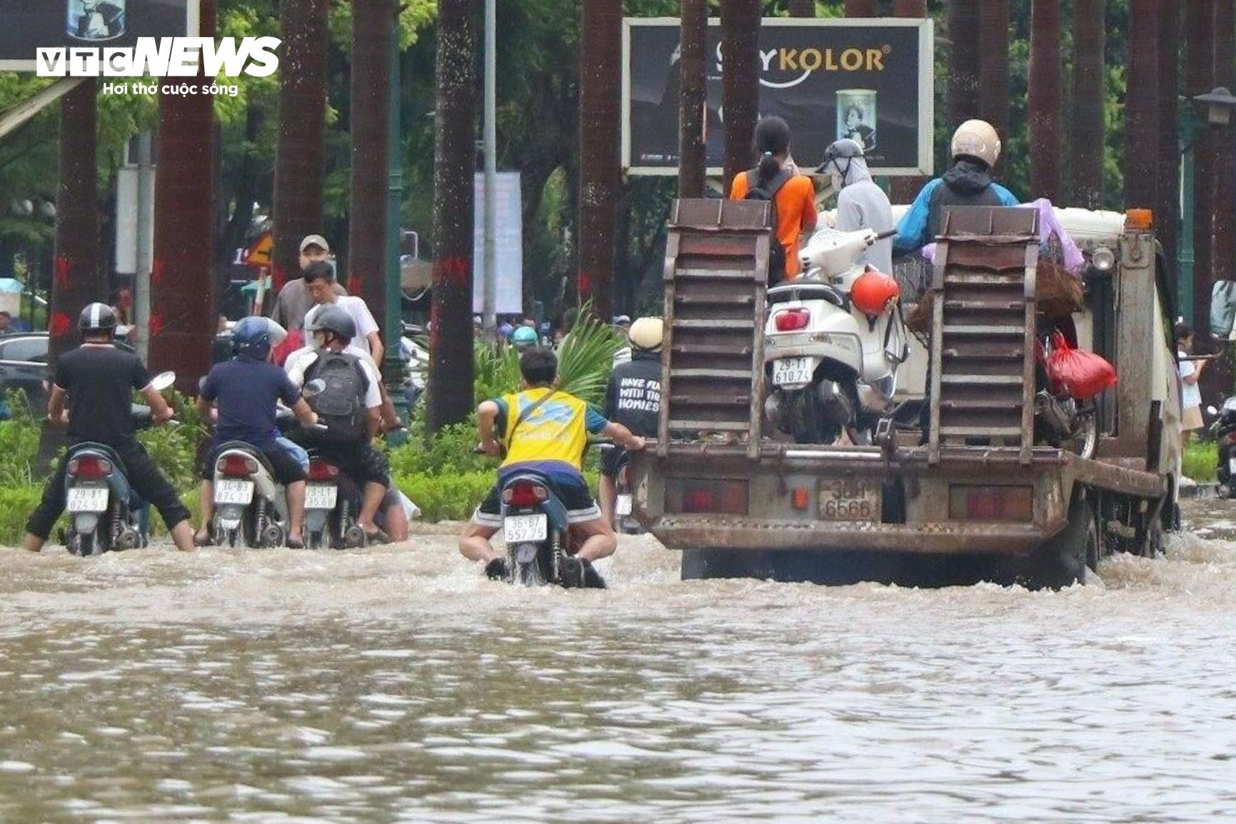 Hà Nội ngập lụt khắp nơi, dân chôn chân giữa biển nước cầu cứu người thân - 15