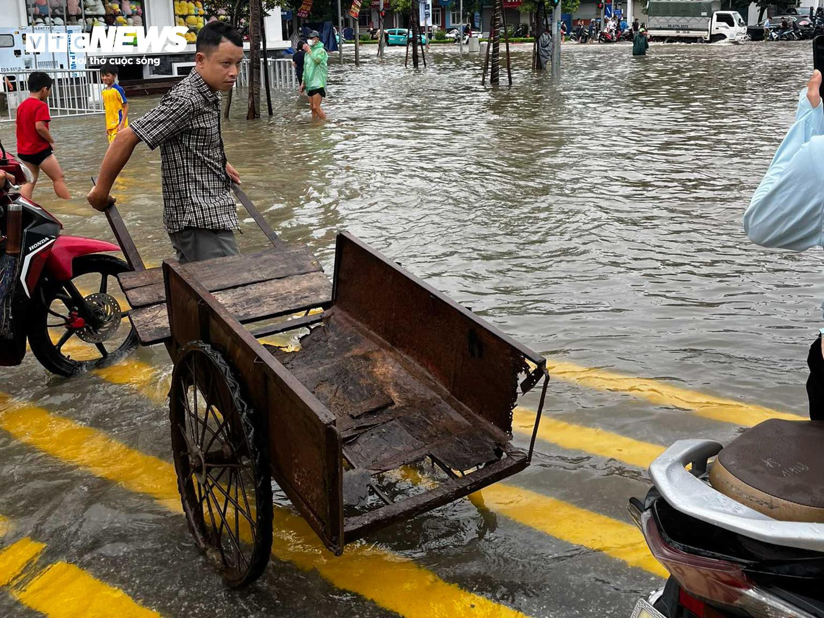 Hà Nội ngập lụt khắp nơi, dân chôn chân giữa biển nước cầu cứu người thân - 4