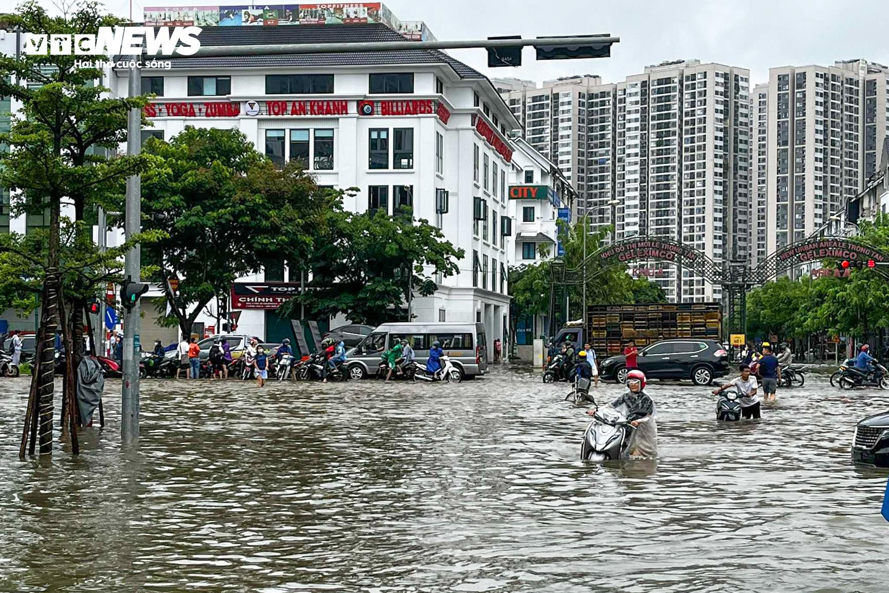Hà Nội ngập lụt khắp nơi, dân chôn chân giữa biển nước cầu cứu người thân - 2