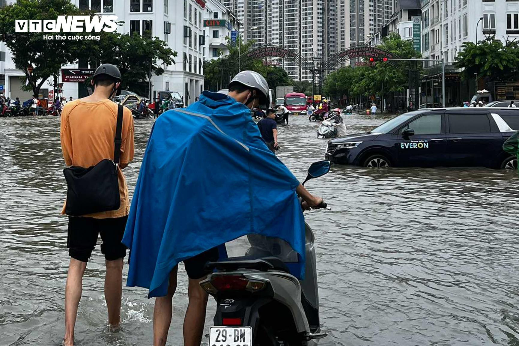 Hà Nội ngập lụt khắp nơi, dân chôn chân giữa biển nước cầu cứu người thân - 3