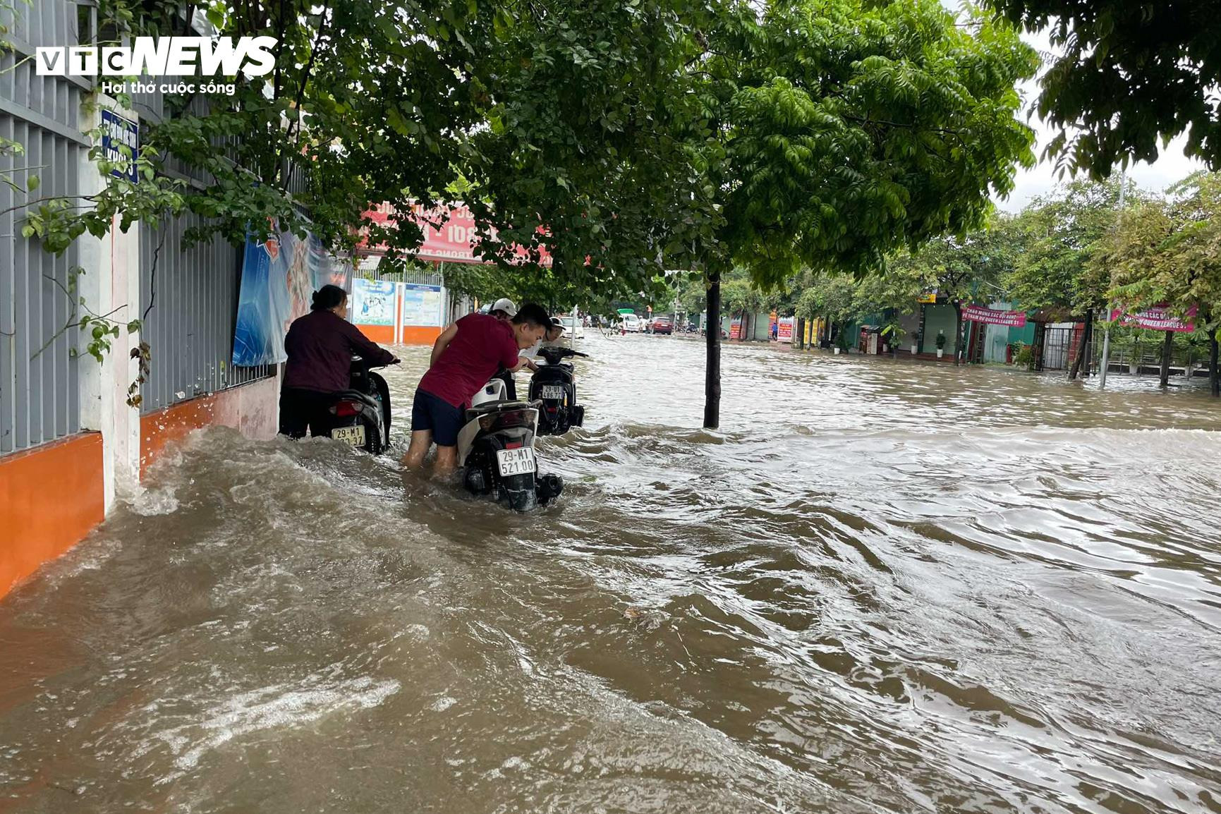 Hà Nội ngập lụt khắp nơi, dân chôn chân giữa biển nước cầu cứu người thân - 5