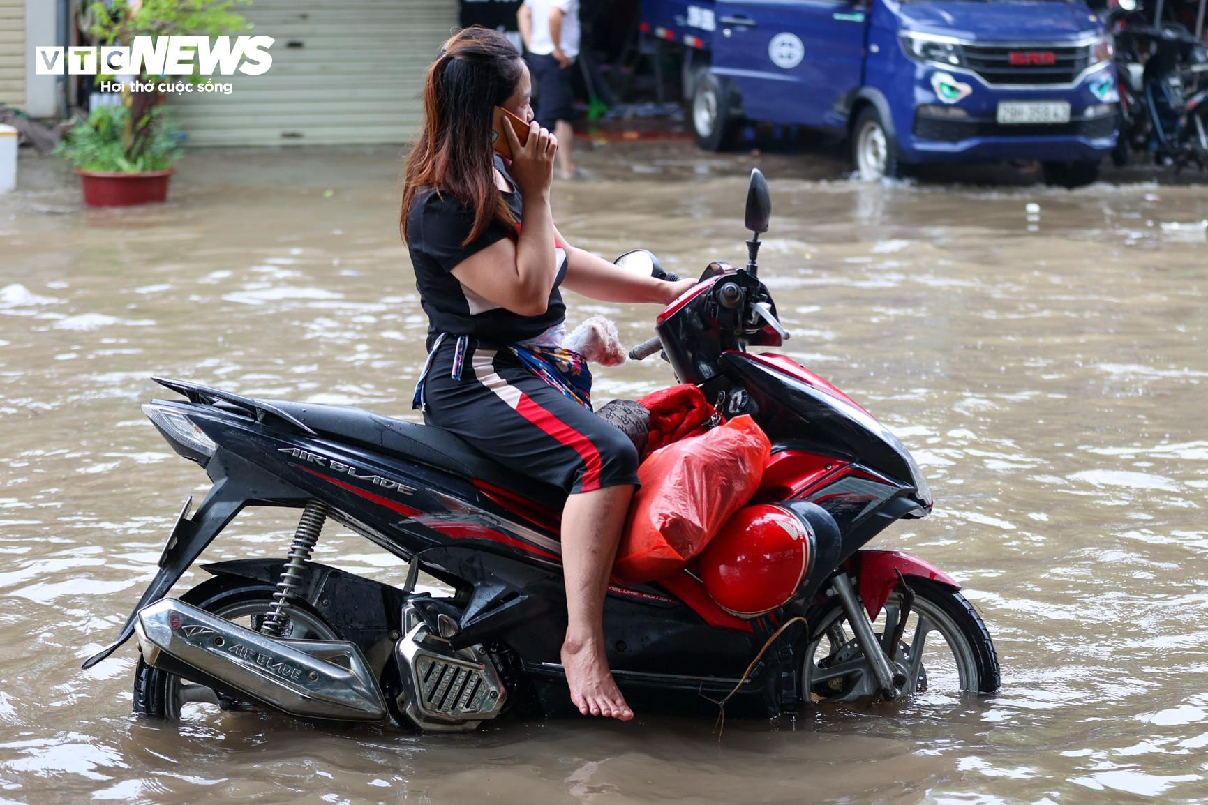 Hà Nội ngập lụt khắp nơi, dân chôn chân giữa biển nước cầu cứu người thân - 10