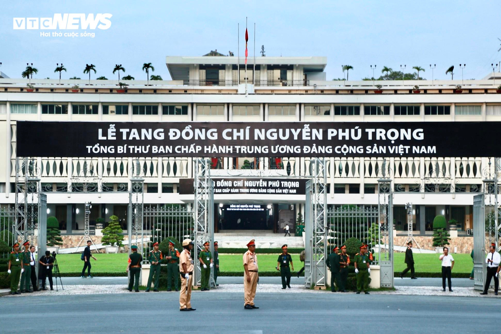 Người dân miền Nam viếng Tổng Bí thư Nguyễn Phú Trọng - 1