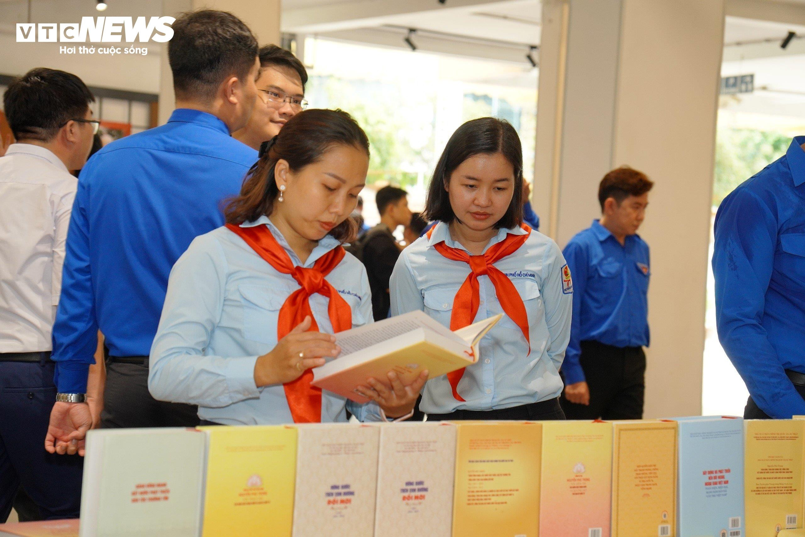 Giới trẻ xúc động đến triển lãm về Tổng Bí thư Nguyễn Phú Trọng ở TP.HCM - 9