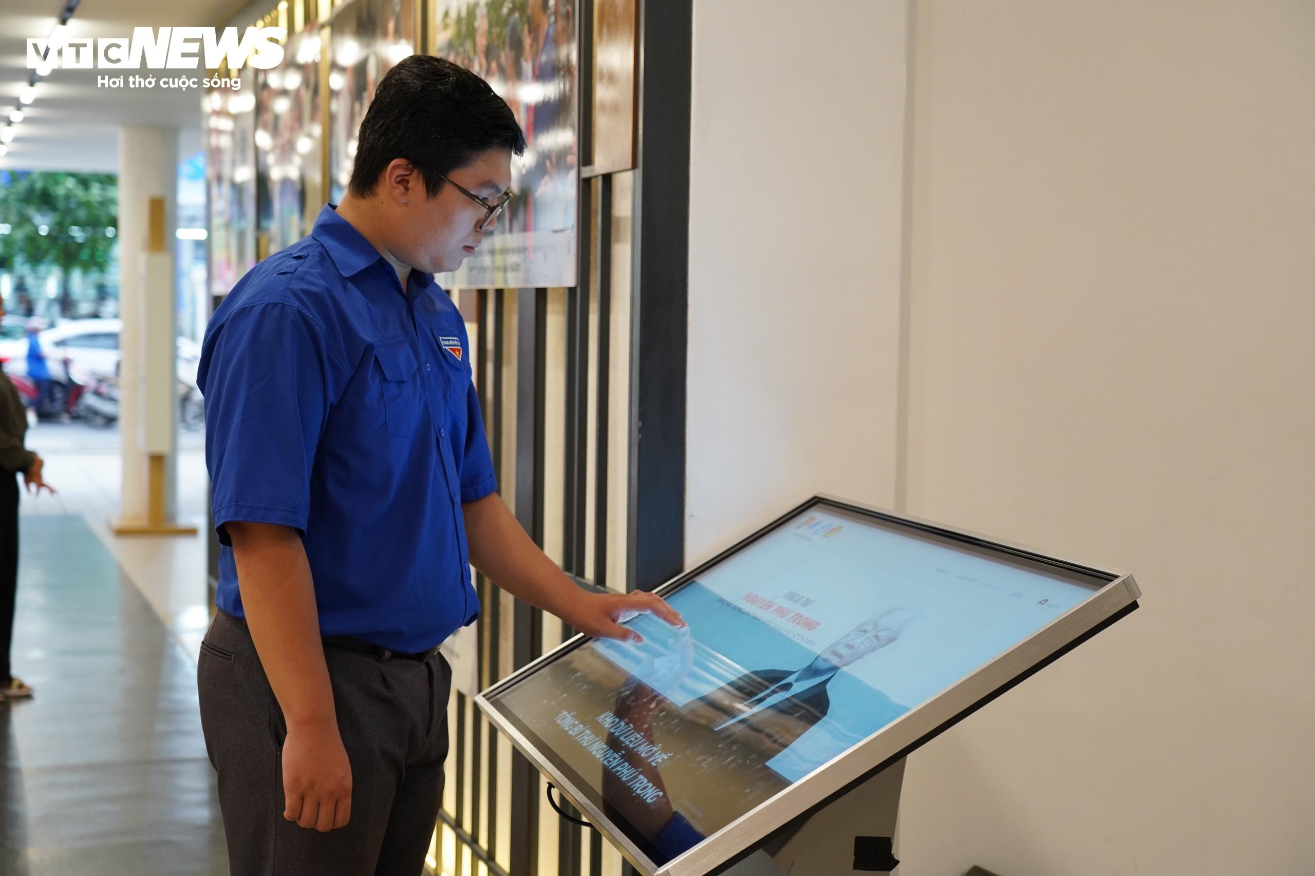 Giới trẻ xúc động đến triển lãm về Tổng Bí thư Nguyễn Phú Trọng ở TP.HCM - 5