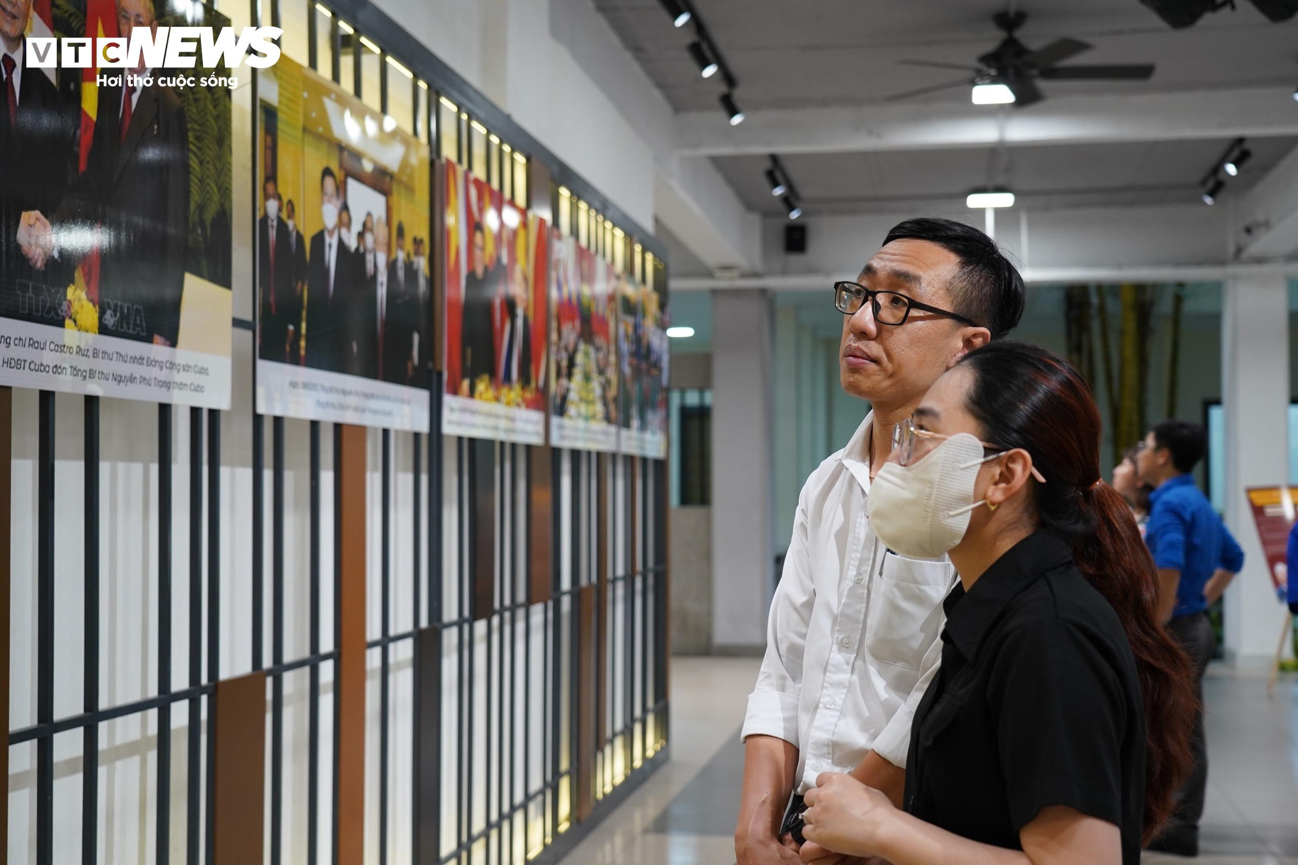 Giới trẻ xúc động đến triển lãm về Tổng Bí thư Nguyễn Phú Trọng ở TP.HCM - 10