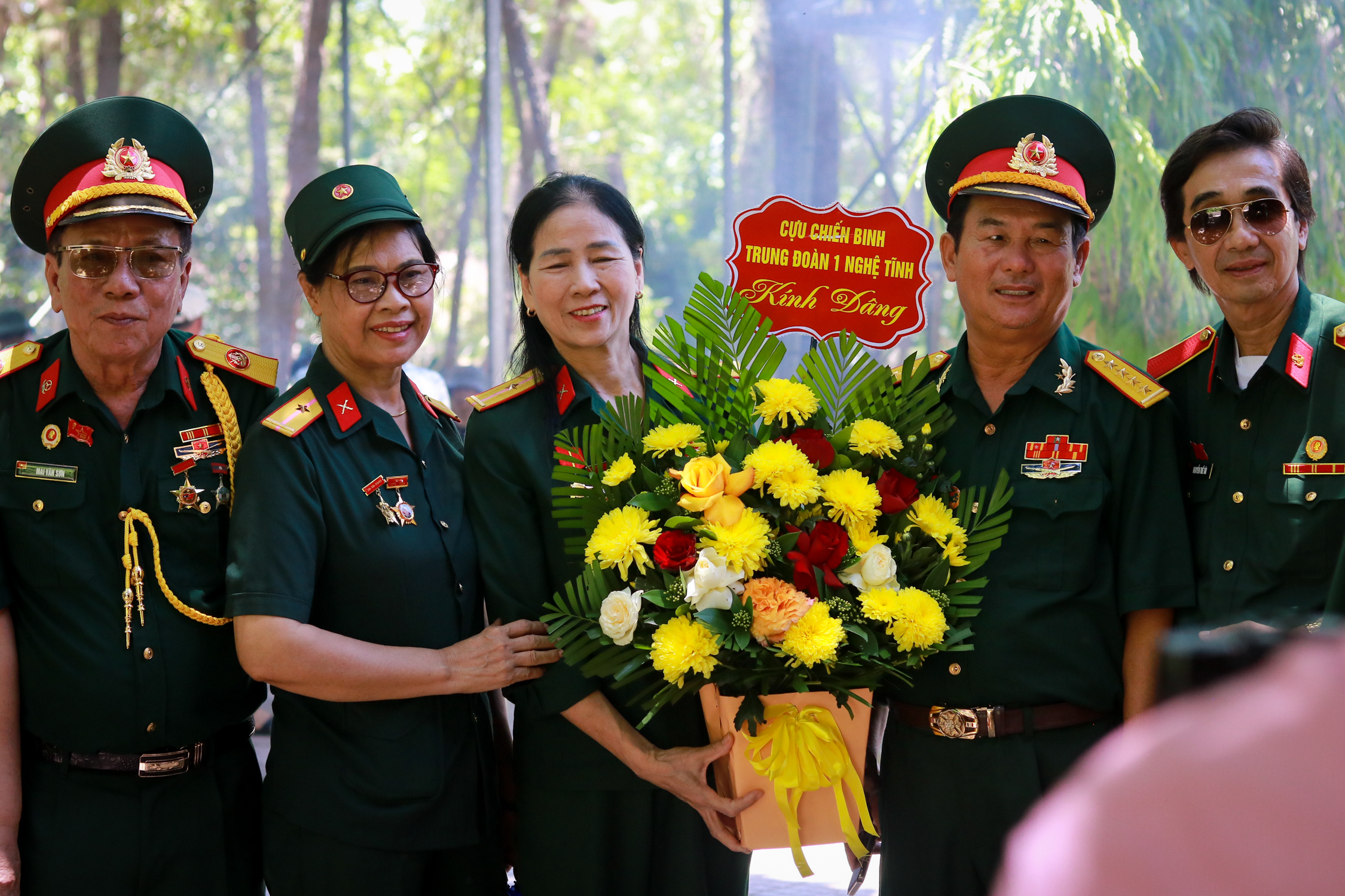 Người dân đội nắng 40 độ về Ngã ba Đồng Lộc dâng hương - 5