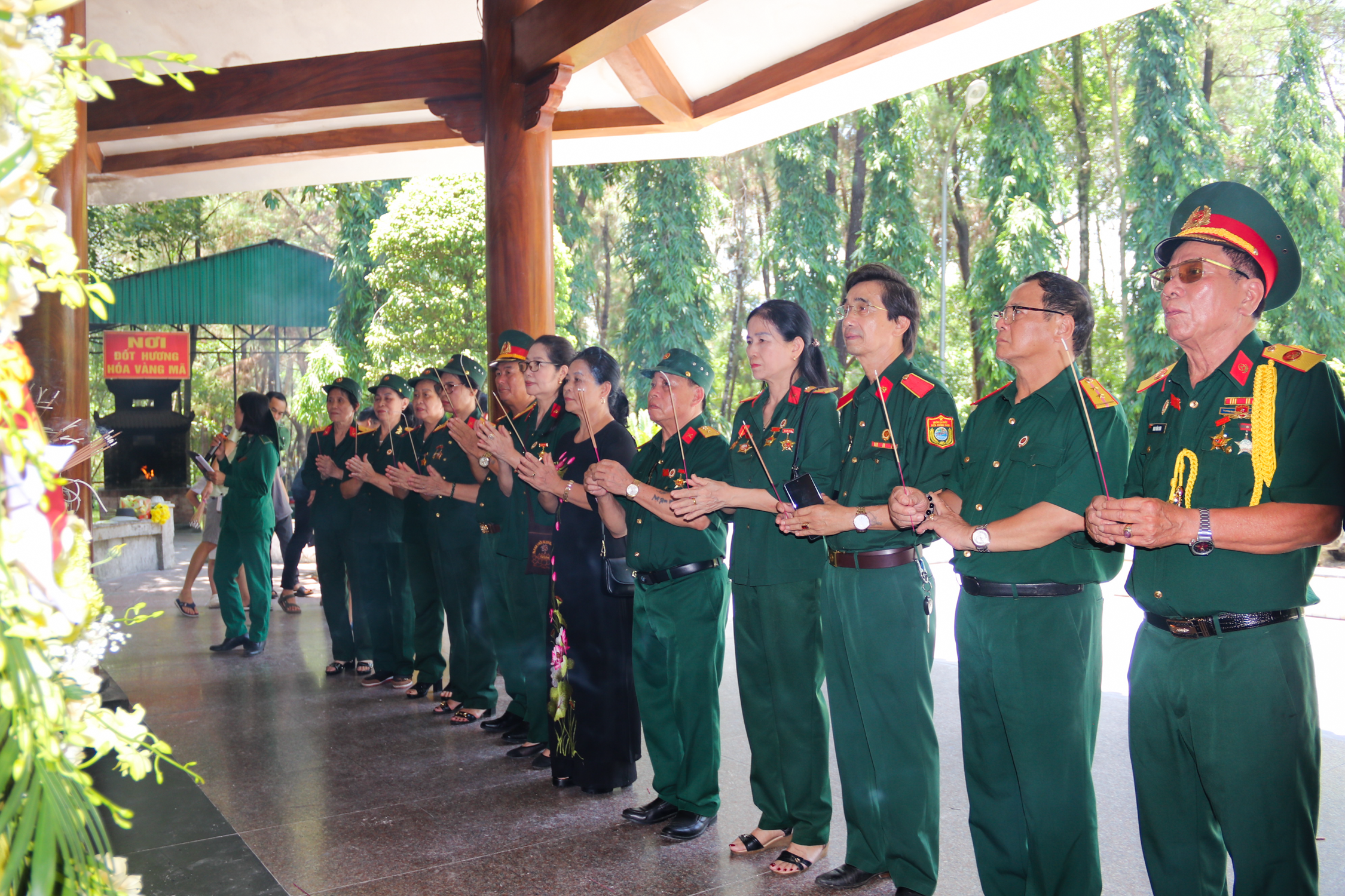 Người dân đội nắng 40 độ về Ngã ba Đồng Lộc dâng hương - 4