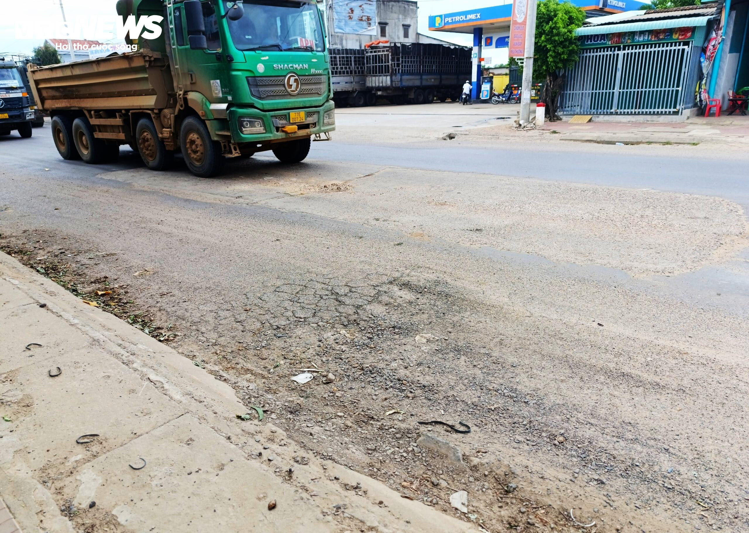 Quốc lộ 19 qua Bình Định tan nát, chủ đầu tư 'kêu trời chưa thấu' - 4