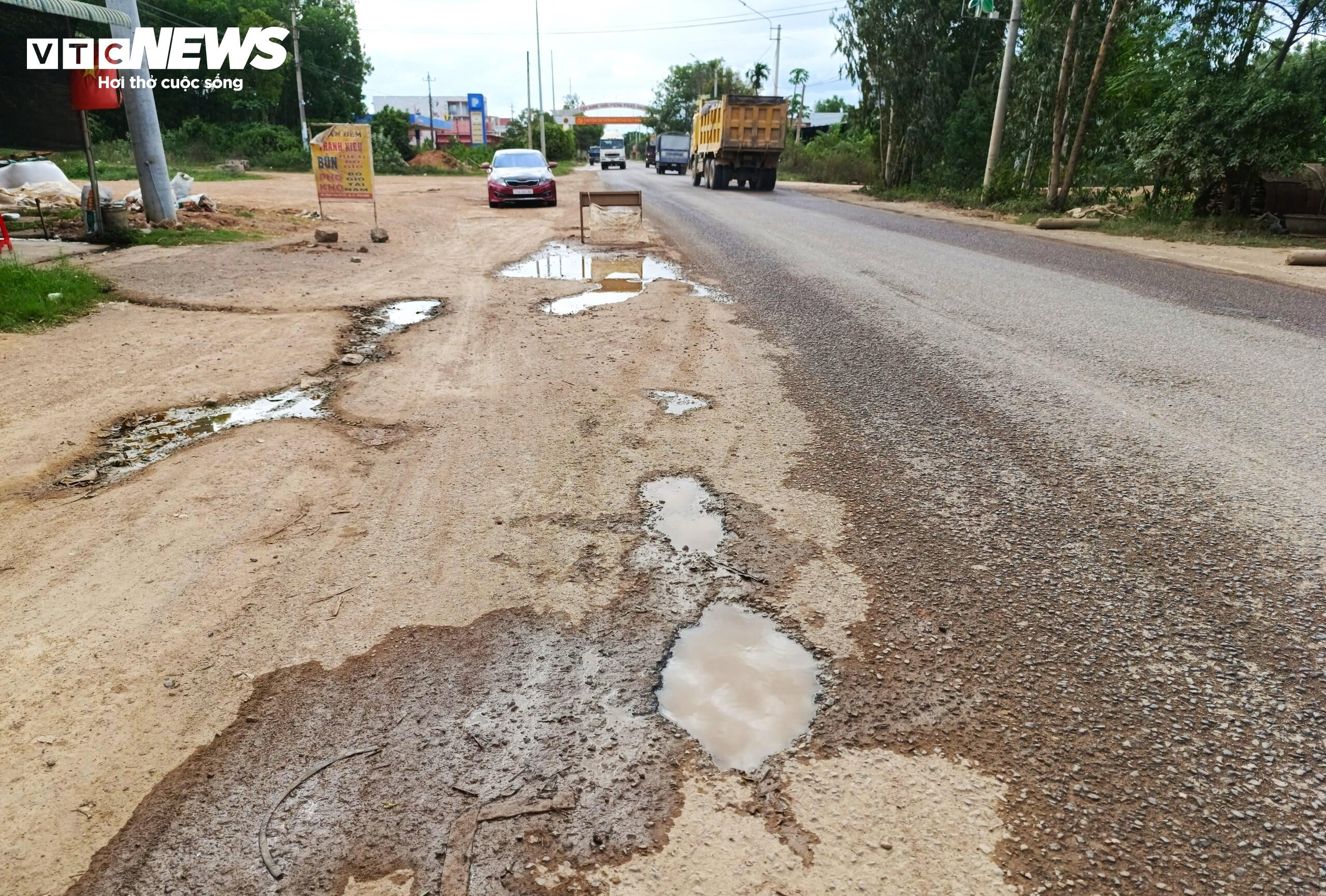 Quốc lộ 19 qua Bình Định tan nát, chủ đầu tư 'kêu trời chưa thấu' - 3