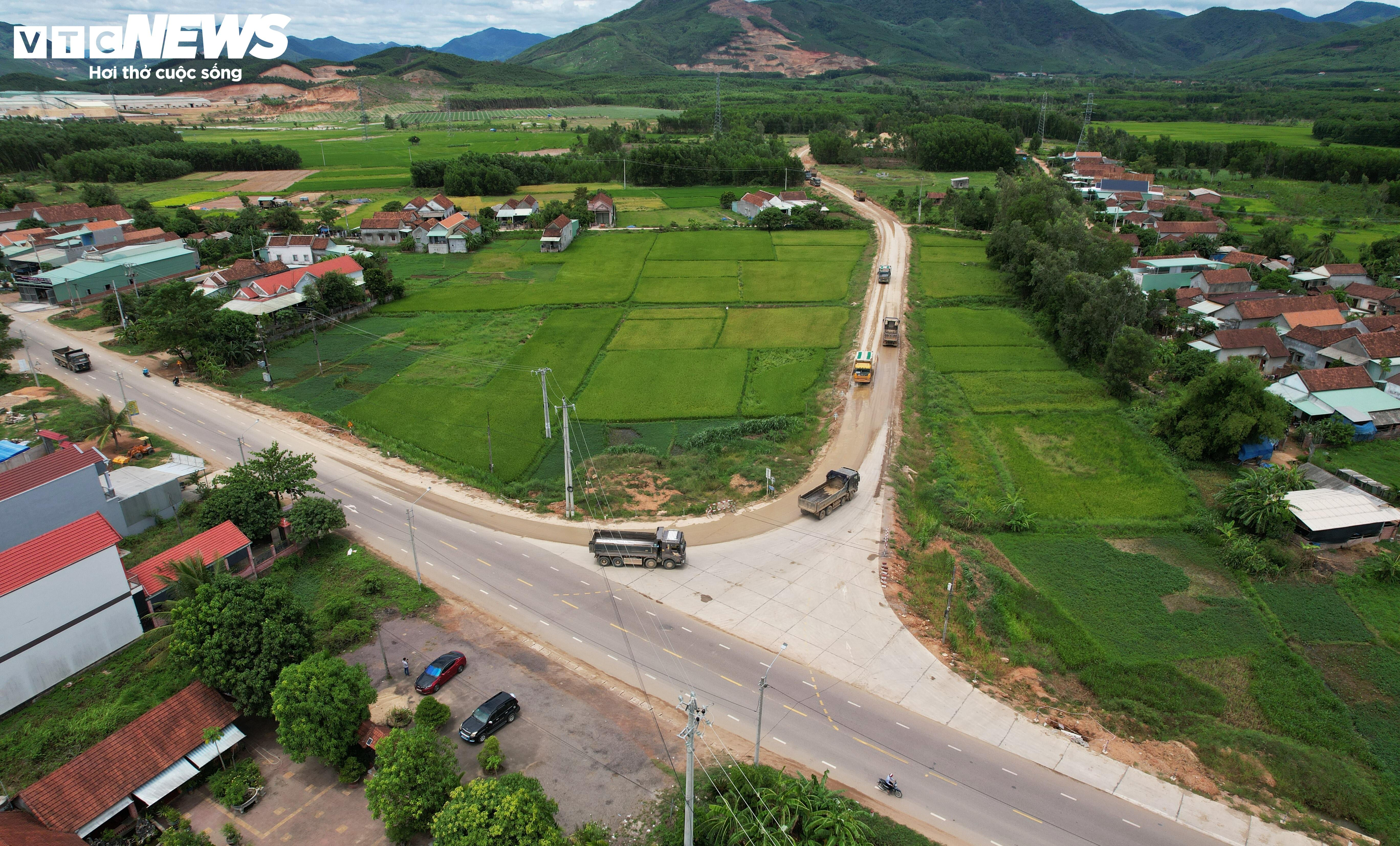 Quốc lộ 19 qua Bình Định tan nát, chủ đầu tư 'kêu trời chưa thấu' - 2