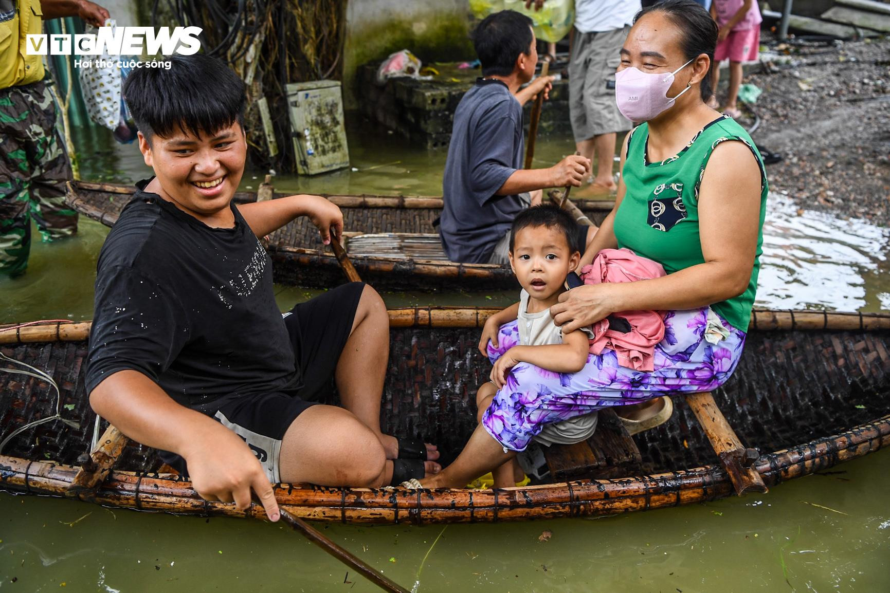 Bị cô lập vì nước lũ, dân Hà Nội sống cảnh không điện nước, chèo thuyền vào làng - 9