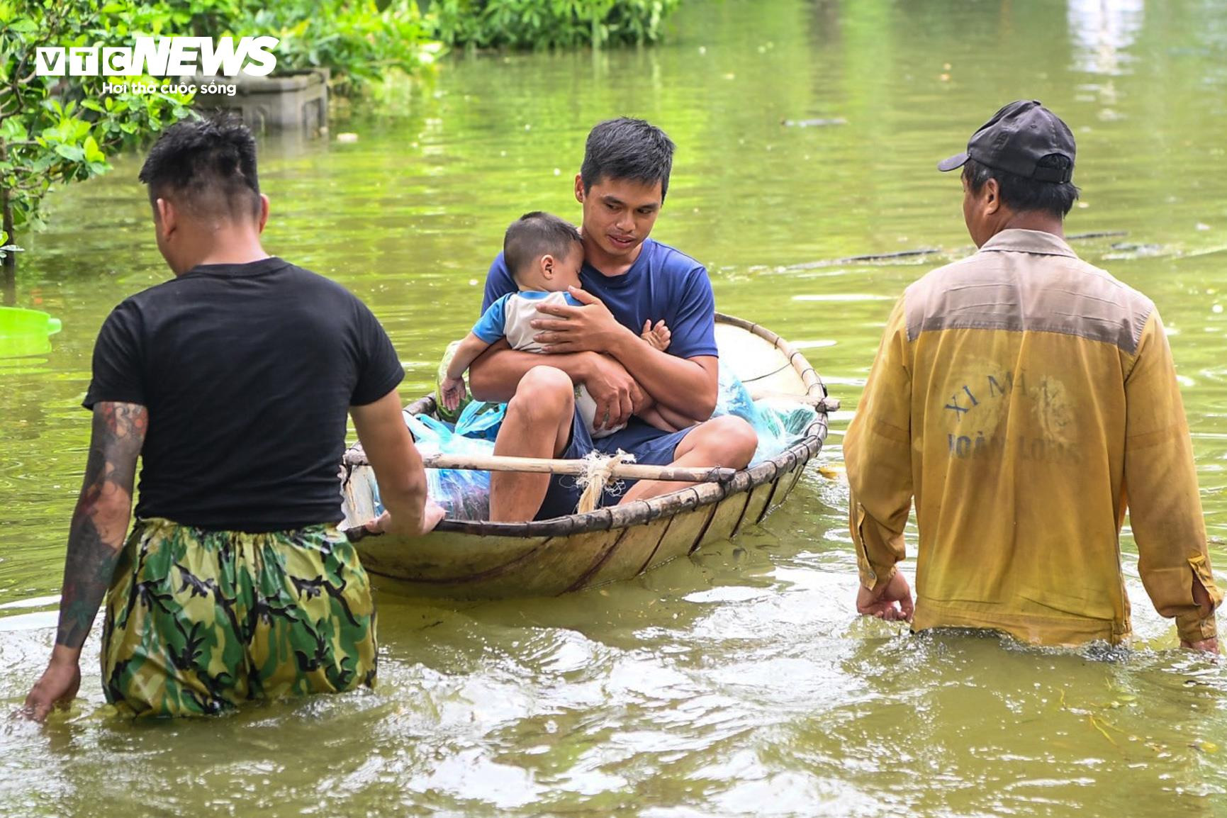 Bị cô lập vì nước lũ, dân Hà Nội sống cảnh không điện nước, chèo thuyền vào làng - 10