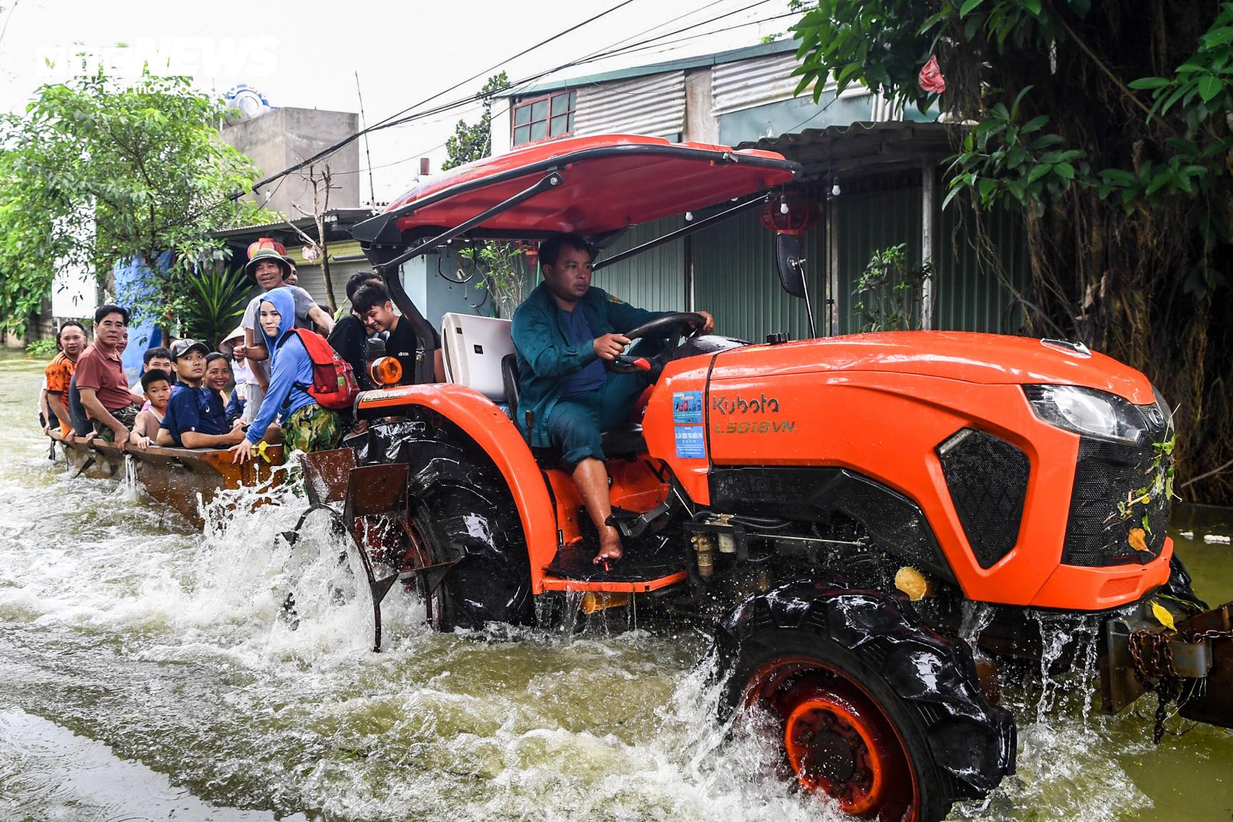 Bị cô lập vì nước lũ, dân Hà Nội sống cảnh không điện nước, chèo thuyền vào làng - 11