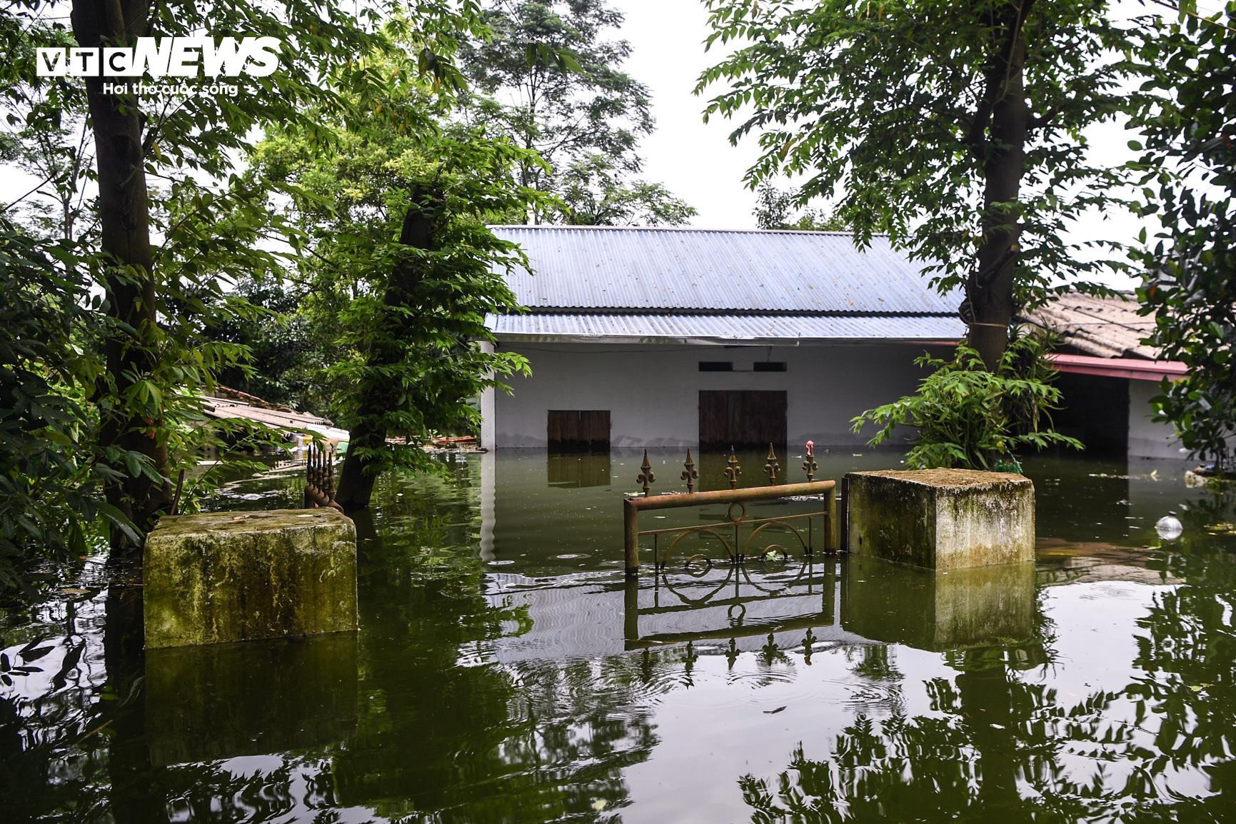 Bị cô lập vì nước lũ, dân Hà Nội sống cảnh không điện nước, chèo thuyền vào làng - 3