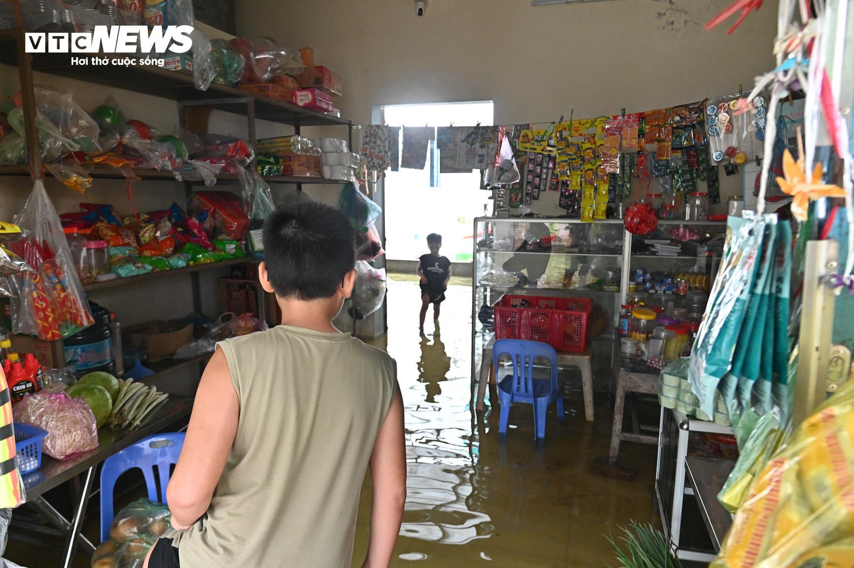 Bị cô lập vì nước lũ, dân Hà Nội sống cảnh không điện nước, chèo thuyền vào làng - 16