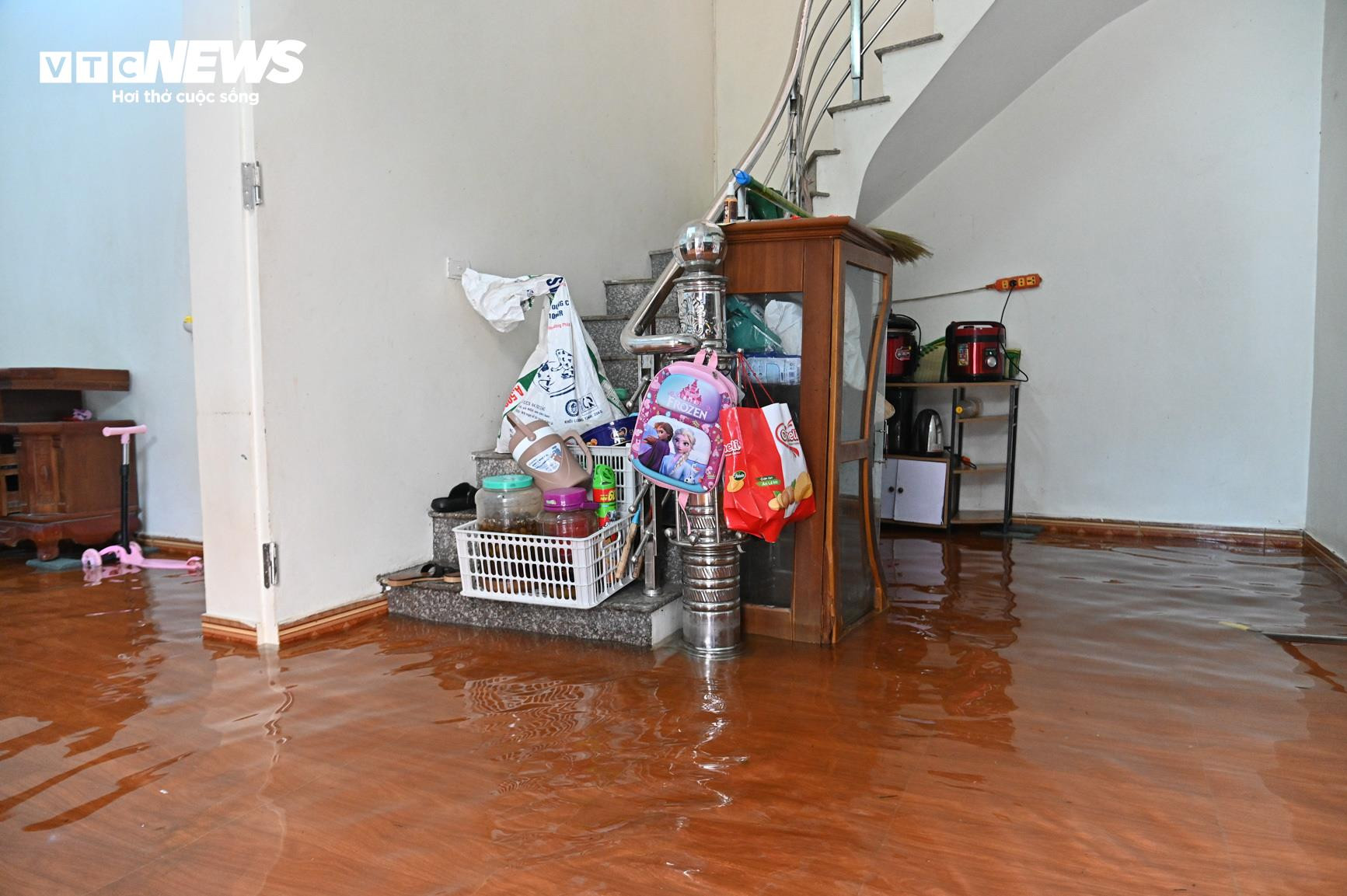 Bị cô lập vì nước lũ, dân Hà Nội sống cảnh không điện nước, chèo thuyền vào làng - 17