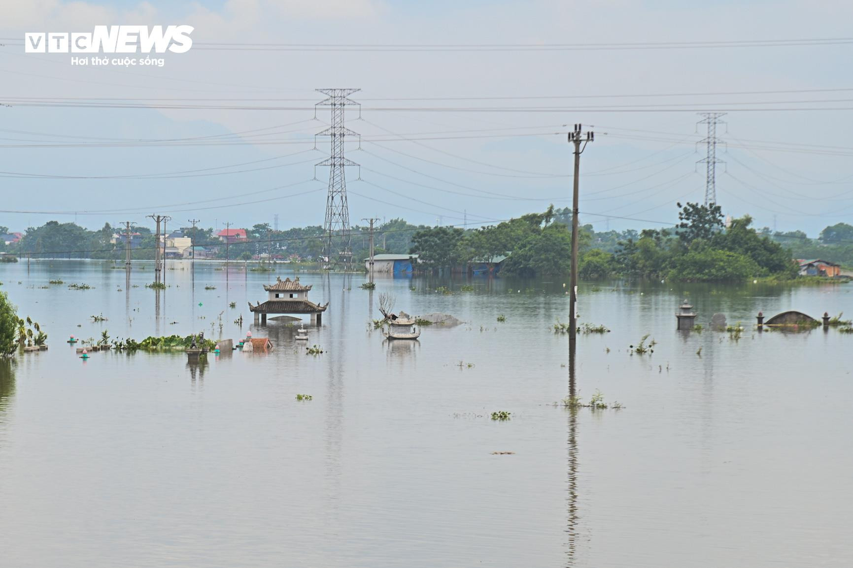 Bị cô lập vì nước lũ, dân Hà Nội sống cảnh không điện nước, chèo thuyền vào làng - 12