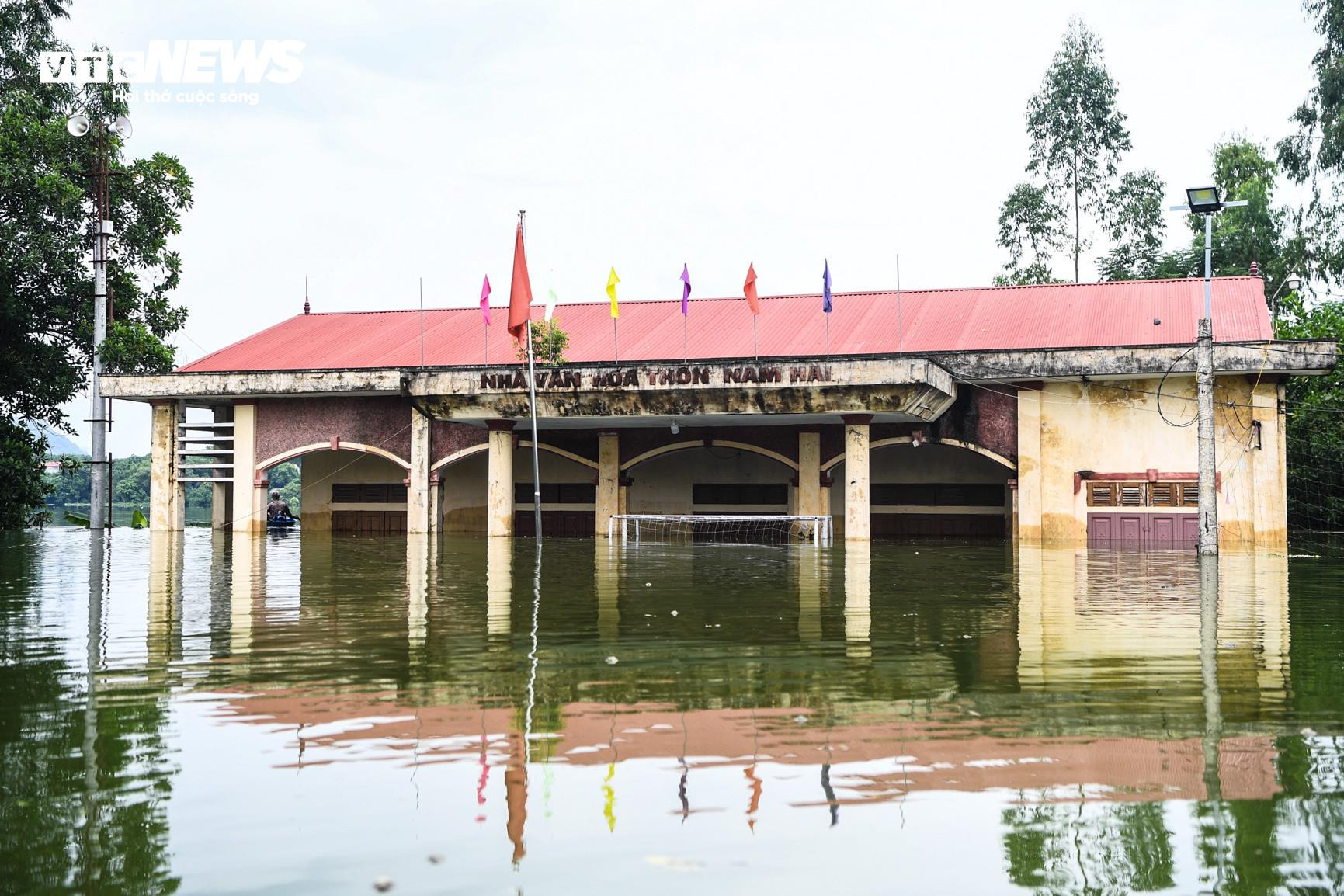 Bị cô lập vì nước lũ, dân Hà Nội sống cảnh không điện nước, chèo thuyền vào làng - 2