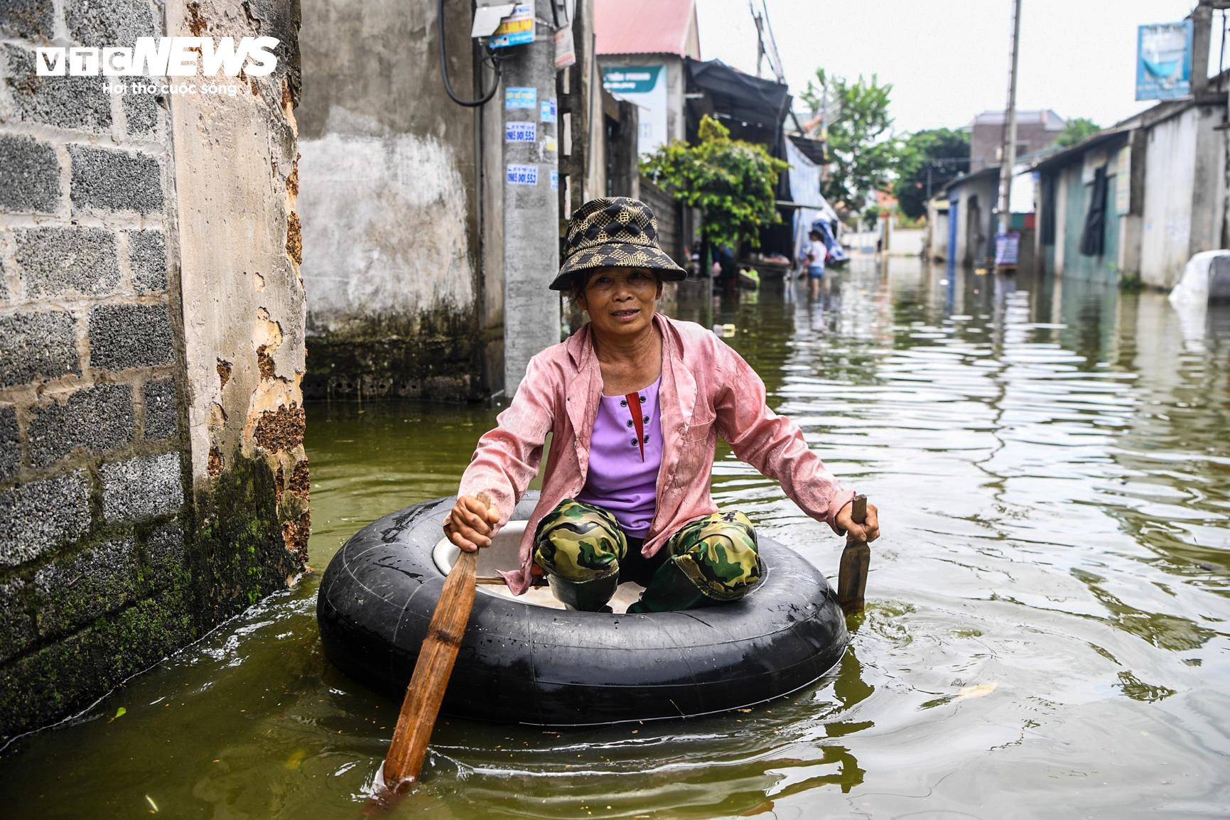 Bị cô lập vì nước lũ, dân Hà Nội sống cảnh không điện nước, chèo thuyền vào làng - 5