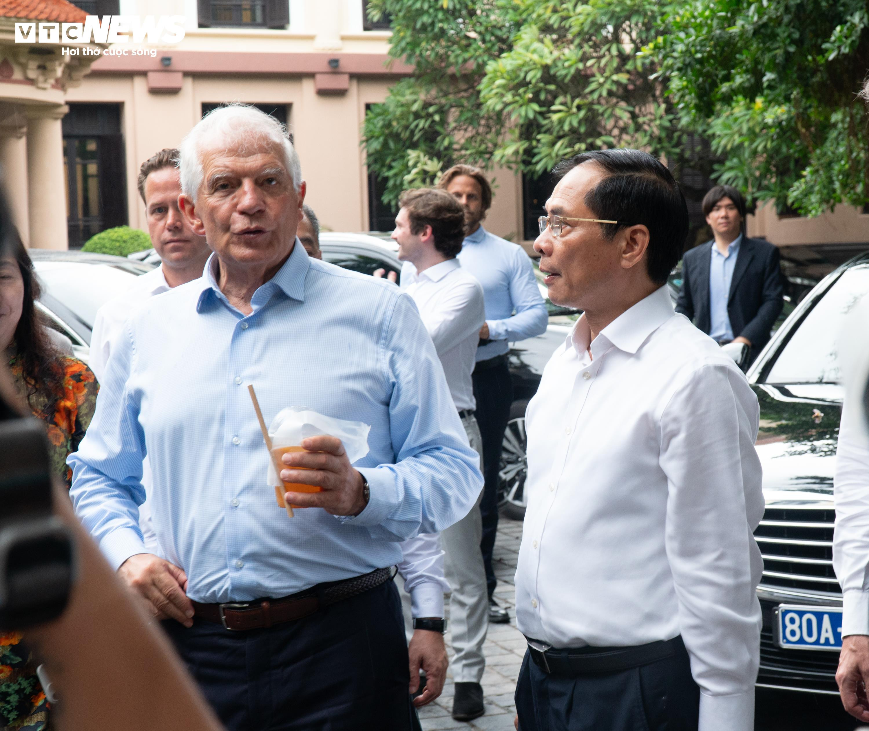 Nhà ngoại giao châu Âu xem tranh 'Em Thúy', thích thú cạn ly bạc xỉu - 21