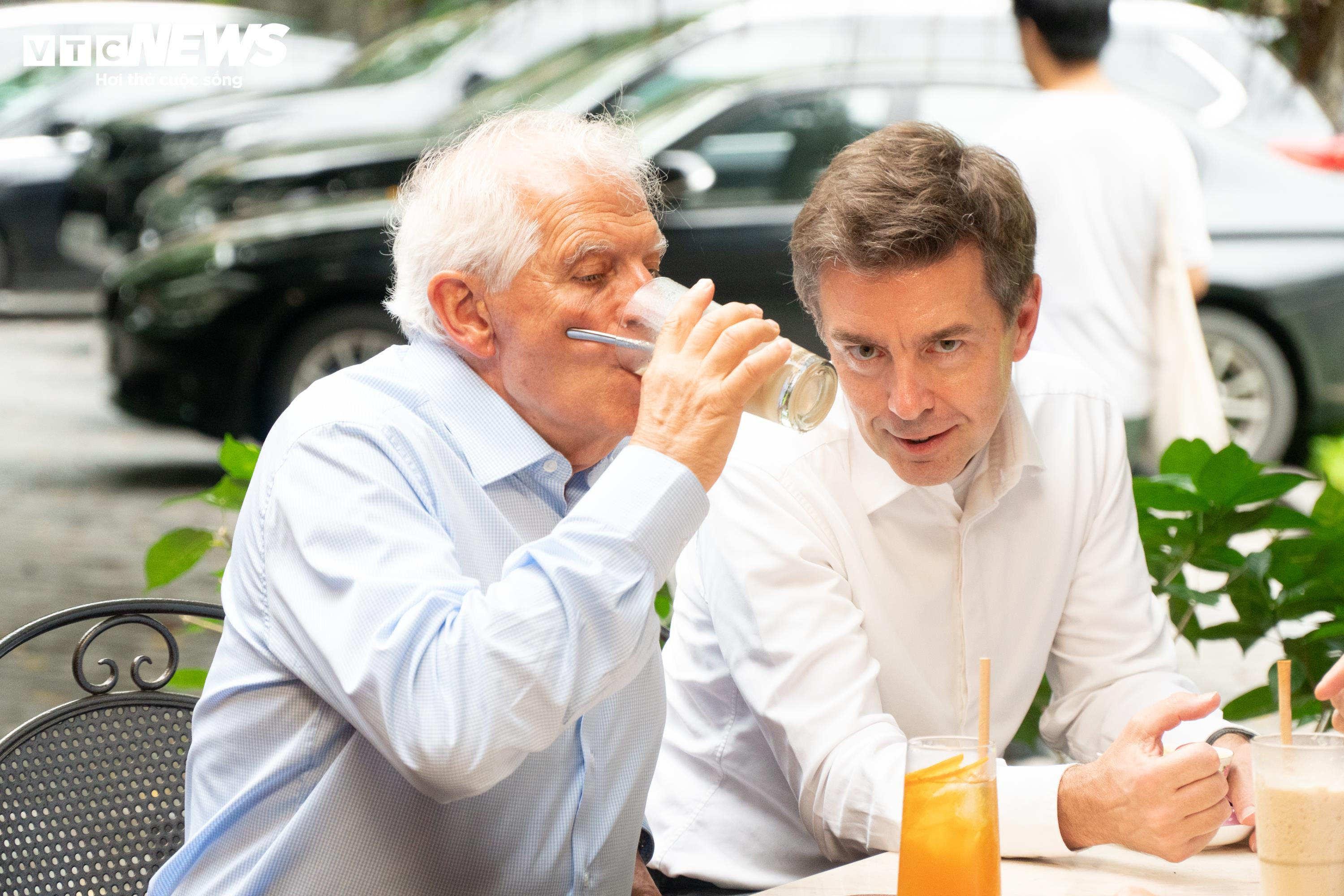 Nhà ngoại giao châu Âu xem tranh 'Em Thúy', thích thú cạn ly bạc xỉu - 20