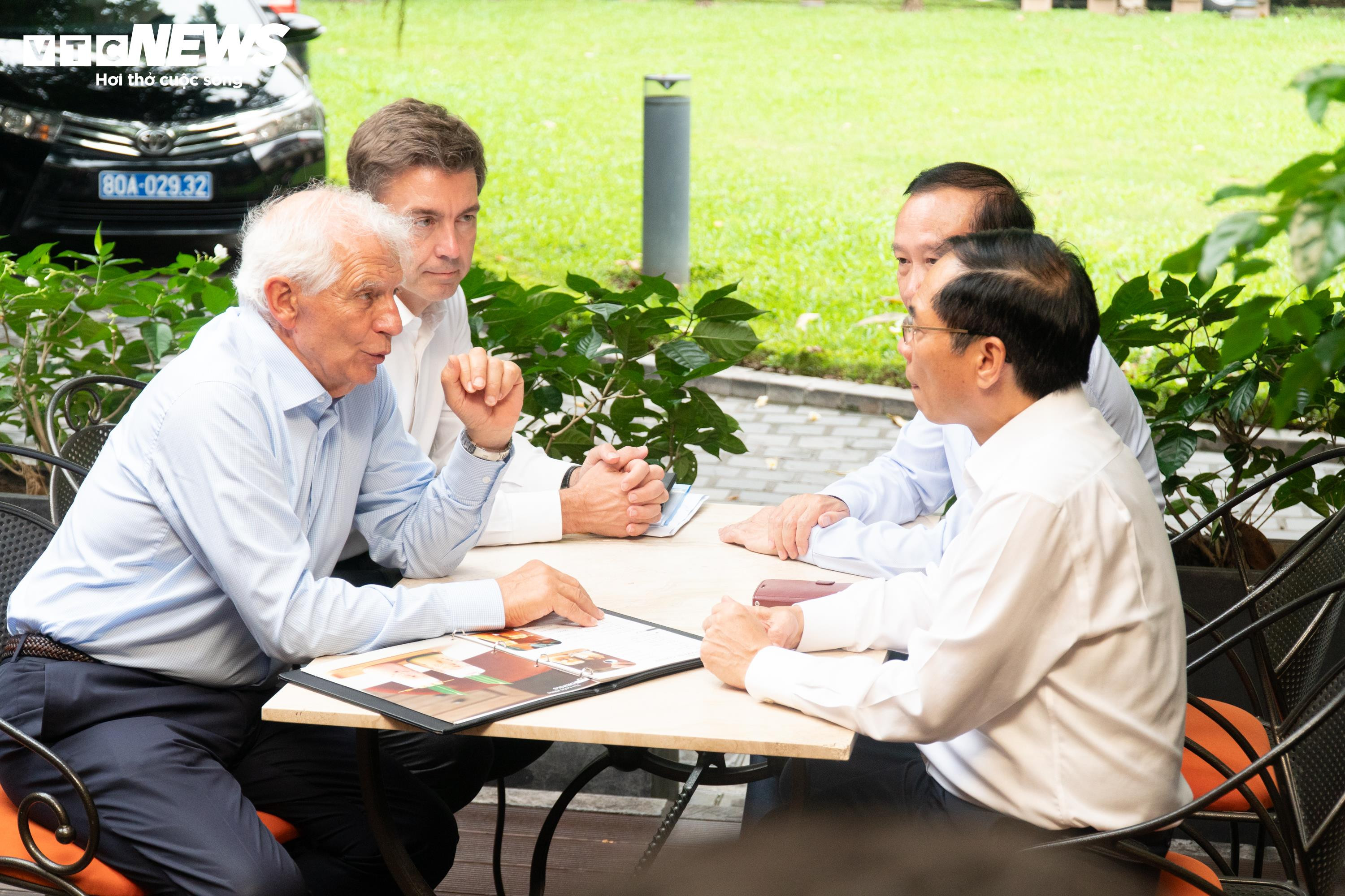 Nhà ngoại giao châu Âu xem tranh 'Em Thúy', thích thú cạn ly bạc xỉu - 16