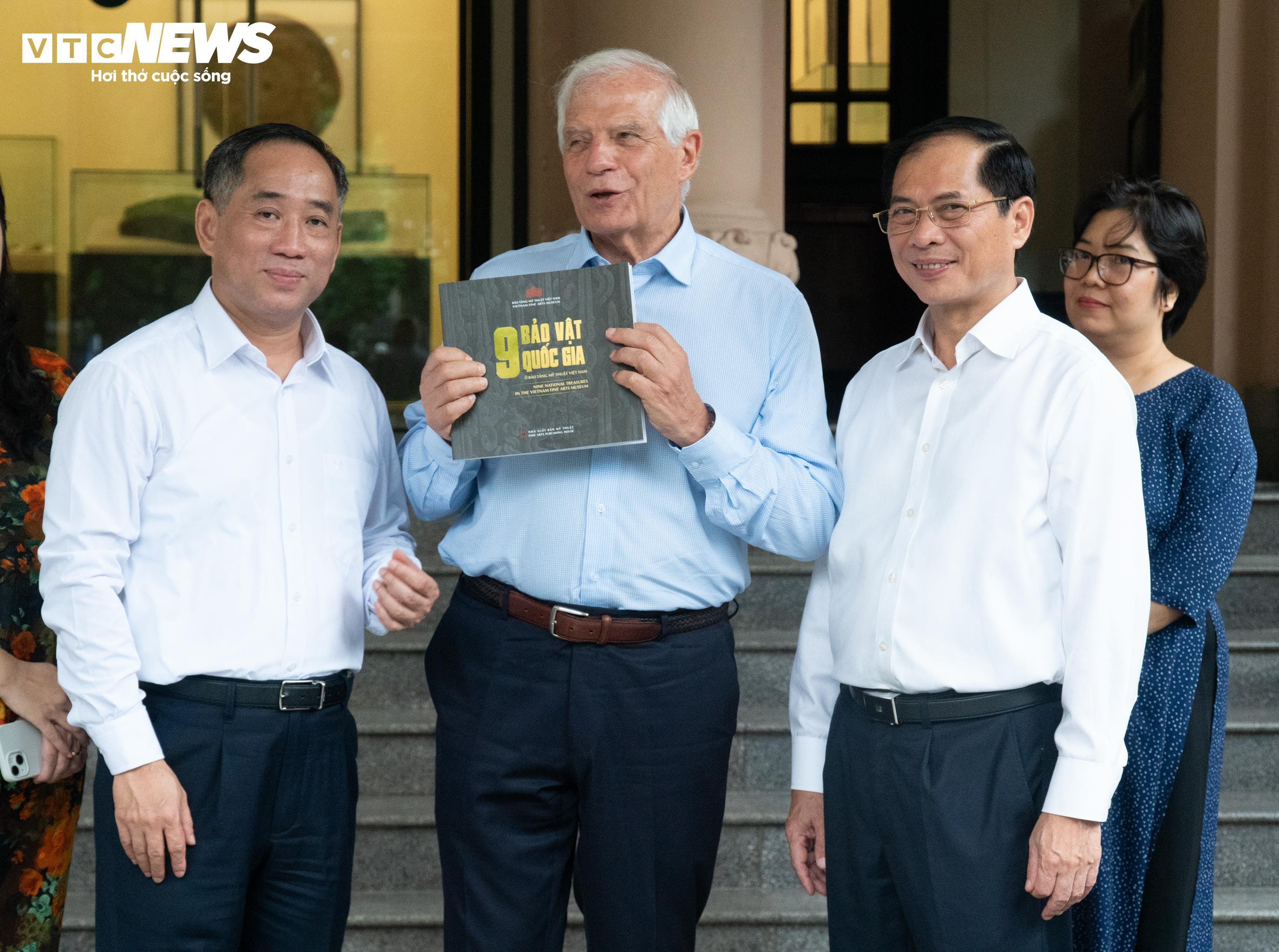 Nhà ngoại giao châu Âu xem tranh 'Em Thúy', thích thú cạn ly bạc xỉu - 15