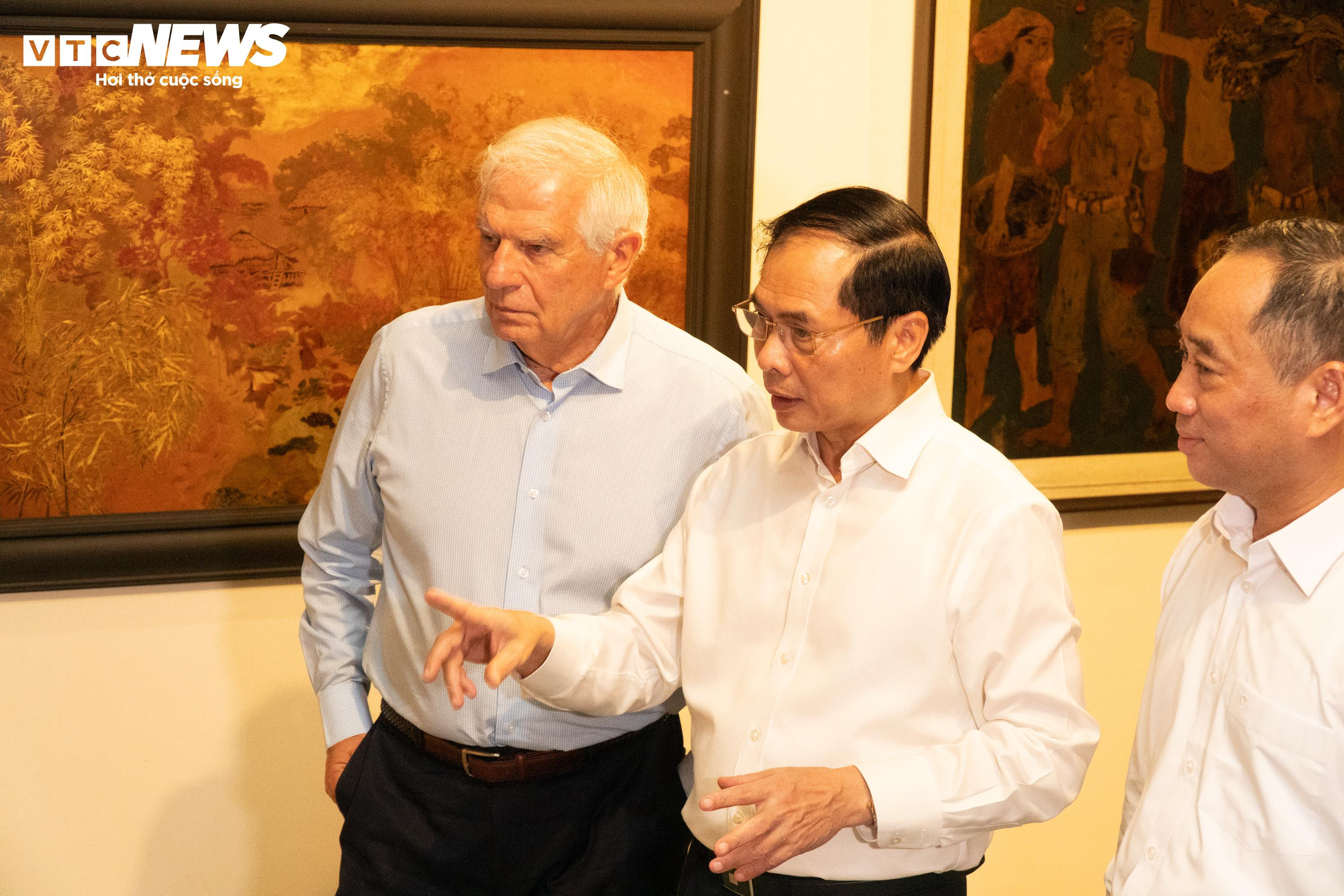 Nhà ngoại giao châu Âu xem tranh 'Em Thúy', thích thú cạn ly bạc xỉu - 12