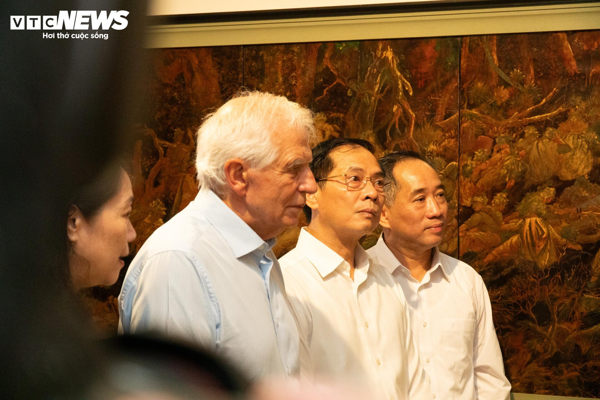 Nhà ngoại giao châu Âu xem tranh 'Em Thúy', thích thú cạn ly bạc xỉu - 11