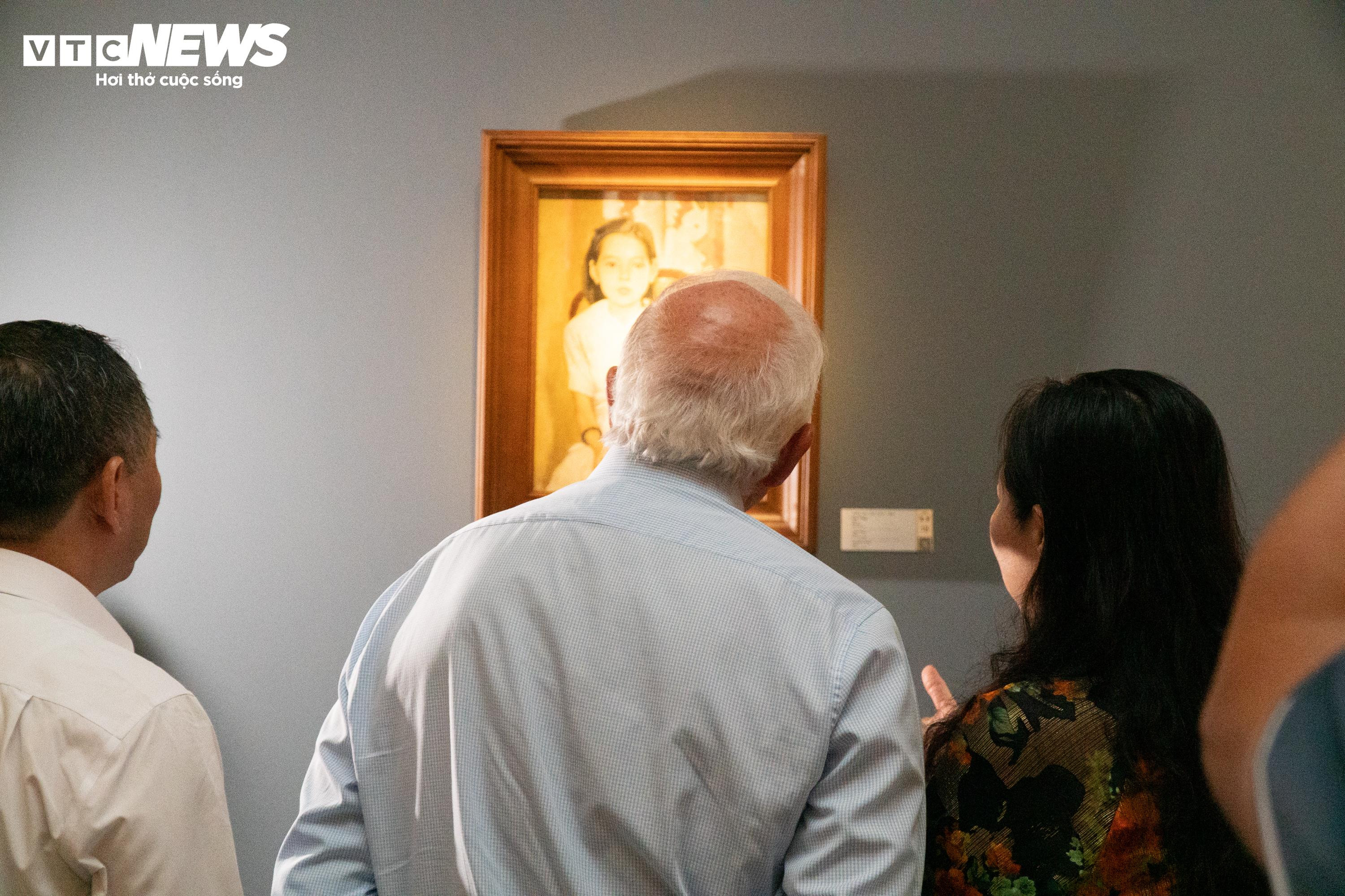 Nhà ngoại giao châu Âu xem tranh 'Em Thúy', thích thú cạn ly bạc xỉu - 8