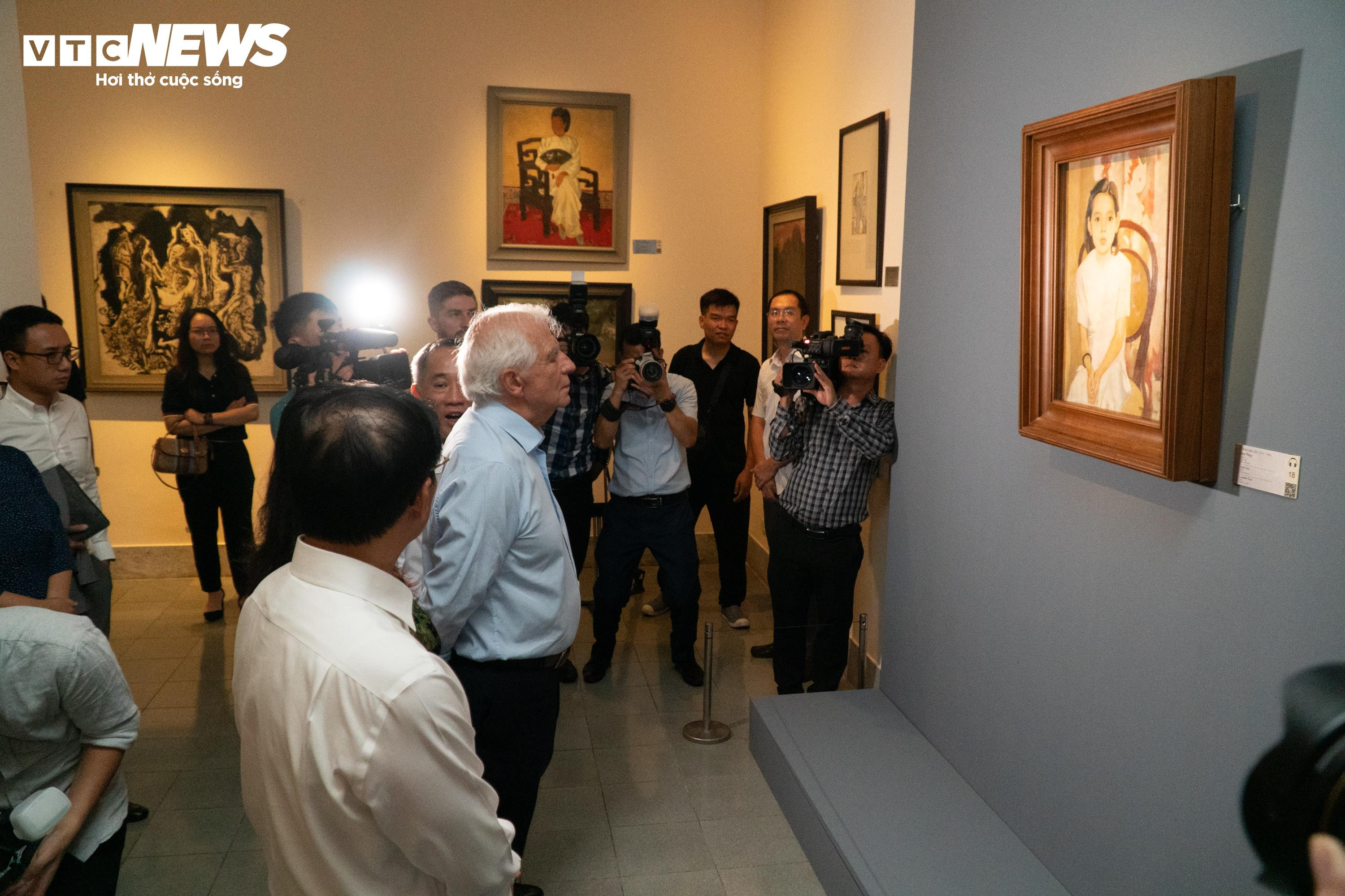 Nhà ngoại giao châu Âu xem tranh 'Em Thúy', thích thú cạn ly bạc xỉu - 7