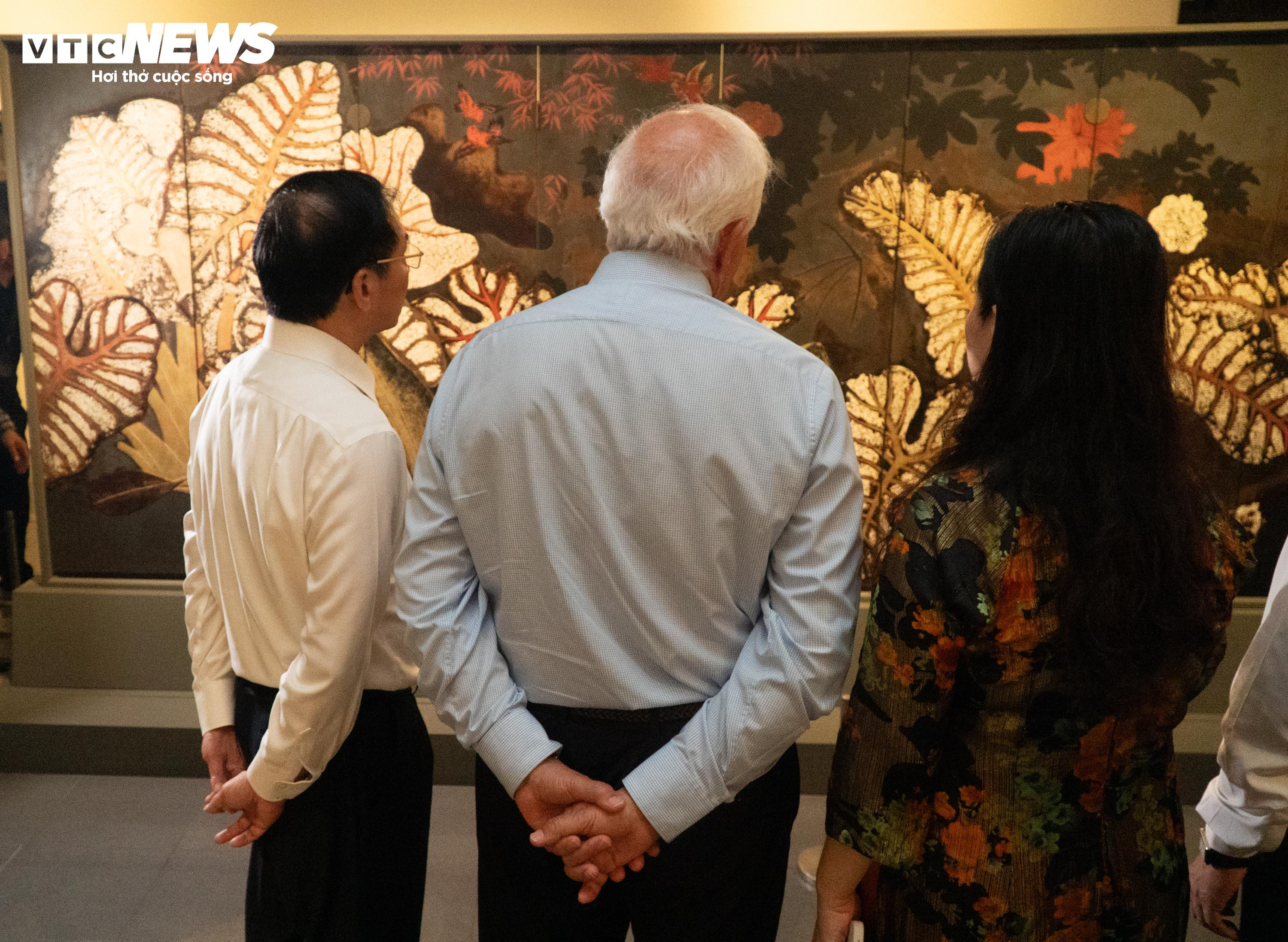 Nhà ngoại giao châu Âu xem tranh 'Em Thúy', thích thú cạn ly bạc xỉu - 6