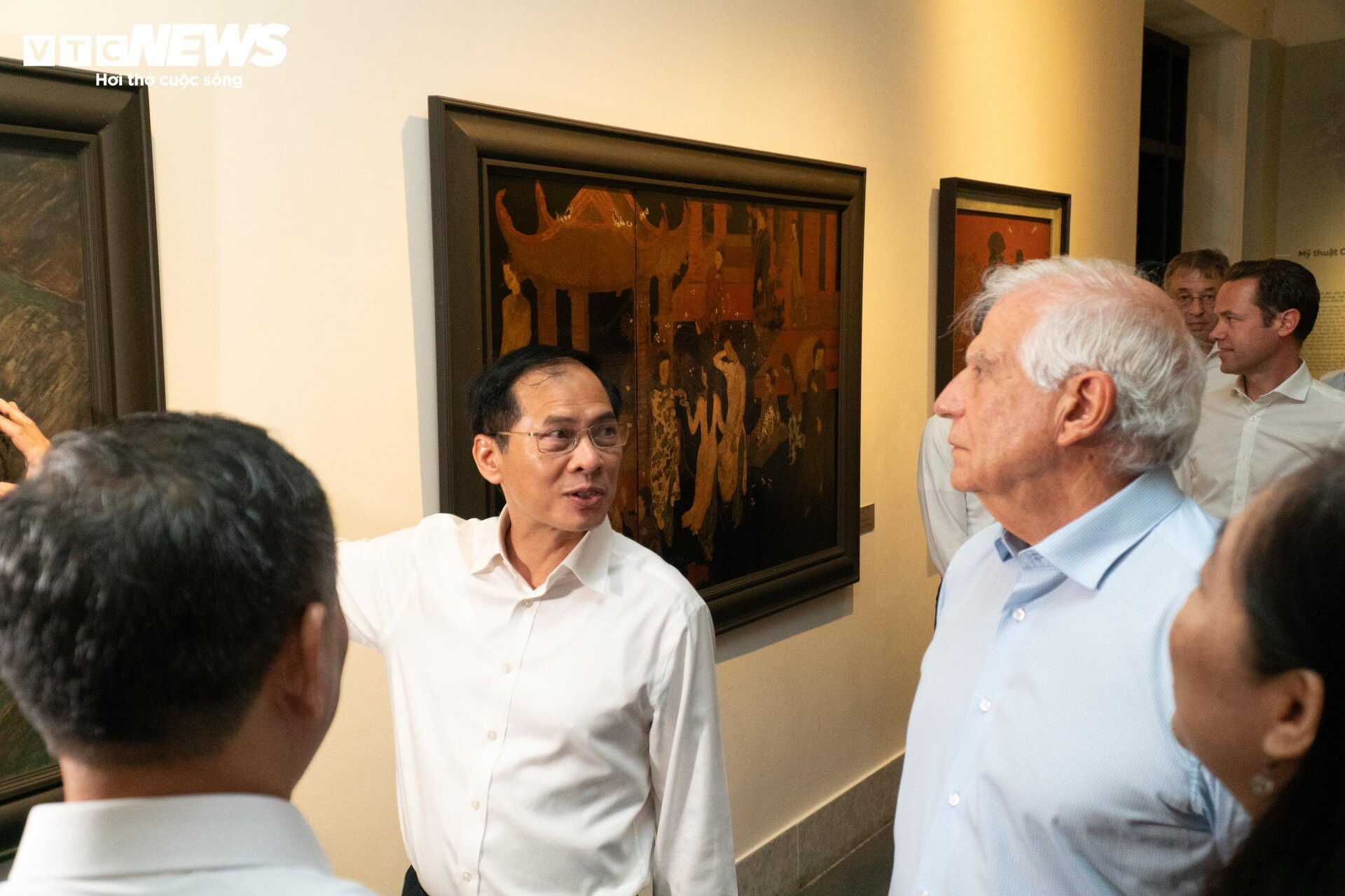 Nhà ngoại giao châu Âu xem tranh 'Em Thúy', thích thú cạn ly bạc xỉu - 5