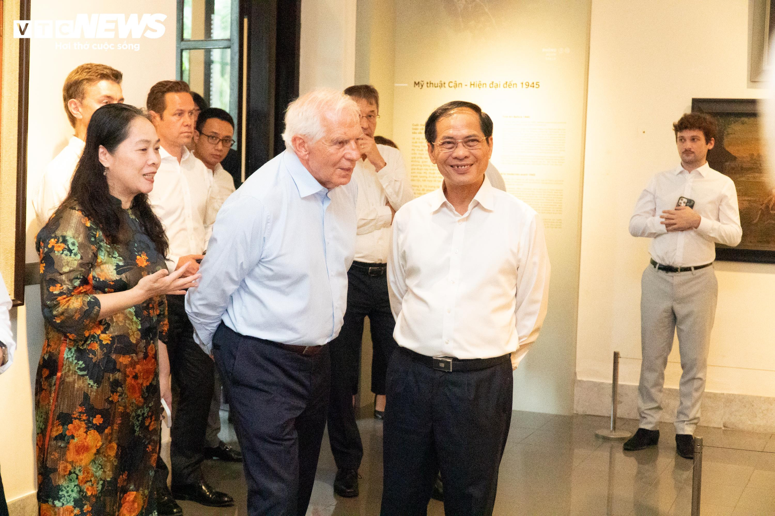 Nhà ngoại giao châu Âu xem tranh 'Em Thúy', thích thú cạn ly bạc xỉu - 4