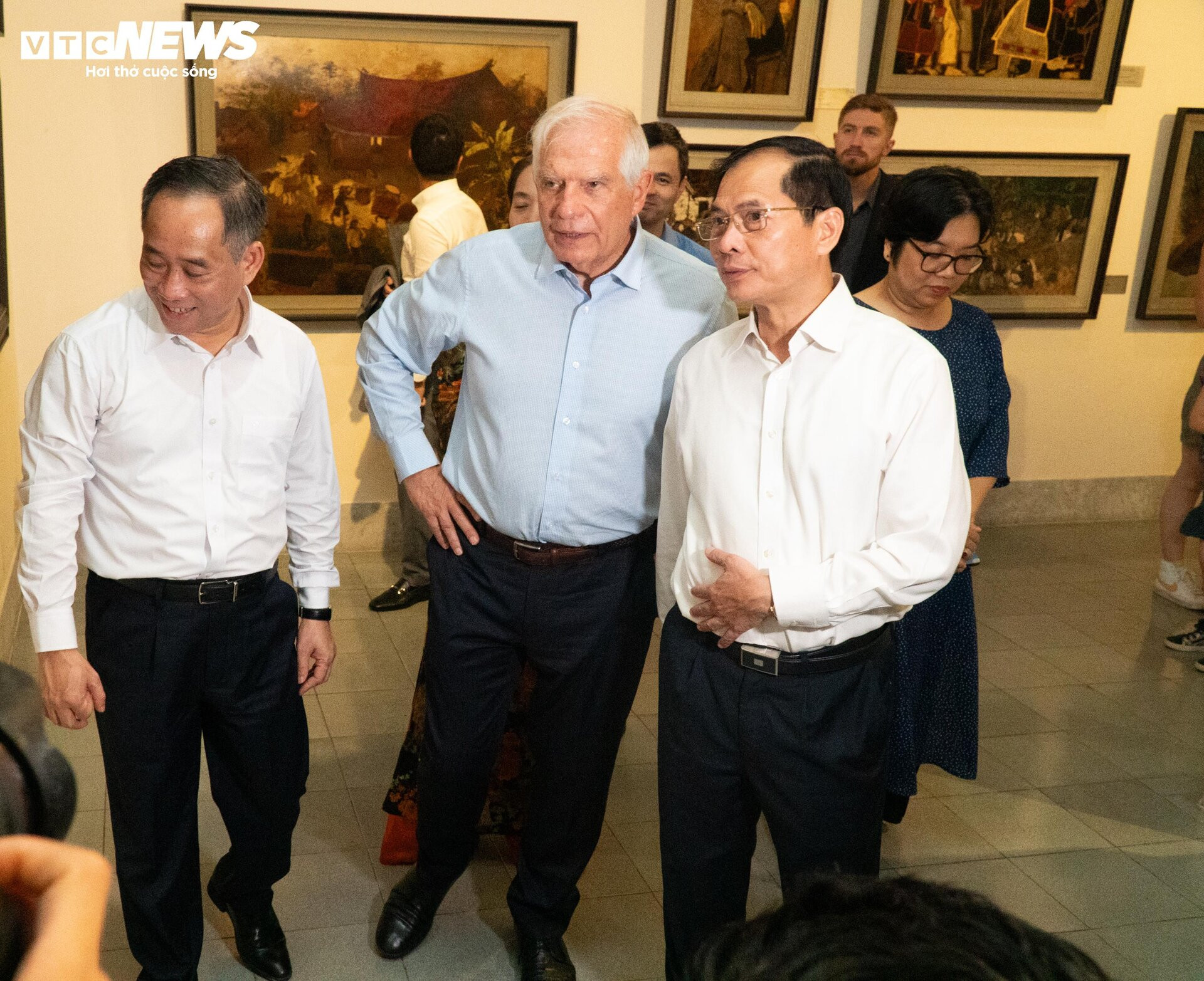 Nhà ngoại giao châu Âu xem tranh 'Em Thúy', thích thú cạn ly bạc xỉu - 10