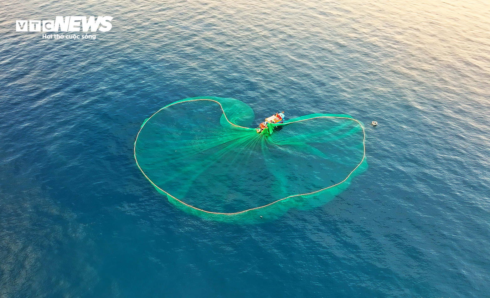 Mê mẩn mẻ lưới vẽ ‘trái tim của biển’ ở đảo Hòn Yến, Phú Yên - 6