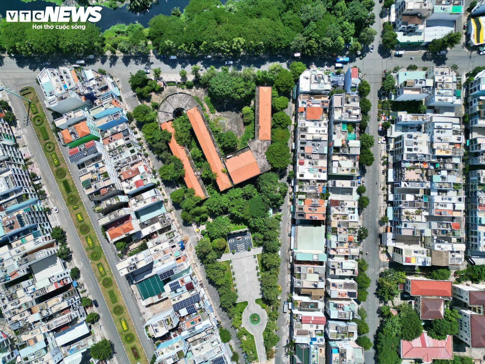 Cảnh u ám của trường học bị bỏ hoang gần 15 năm ở TP.HCM - 14