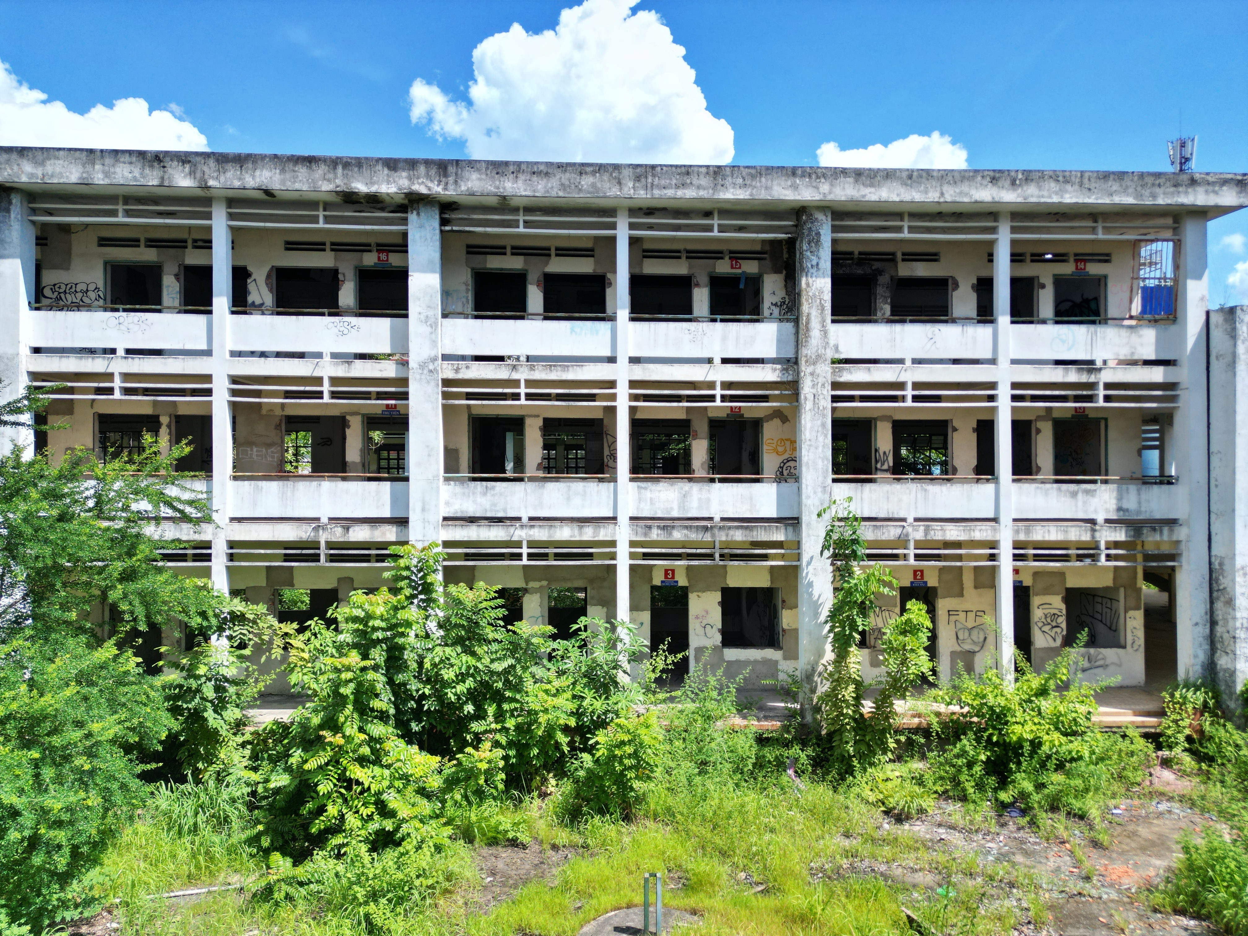 Cảnh u ám của trường học bị bỏ hoang gần 15 năm ở TP.HCM - 3