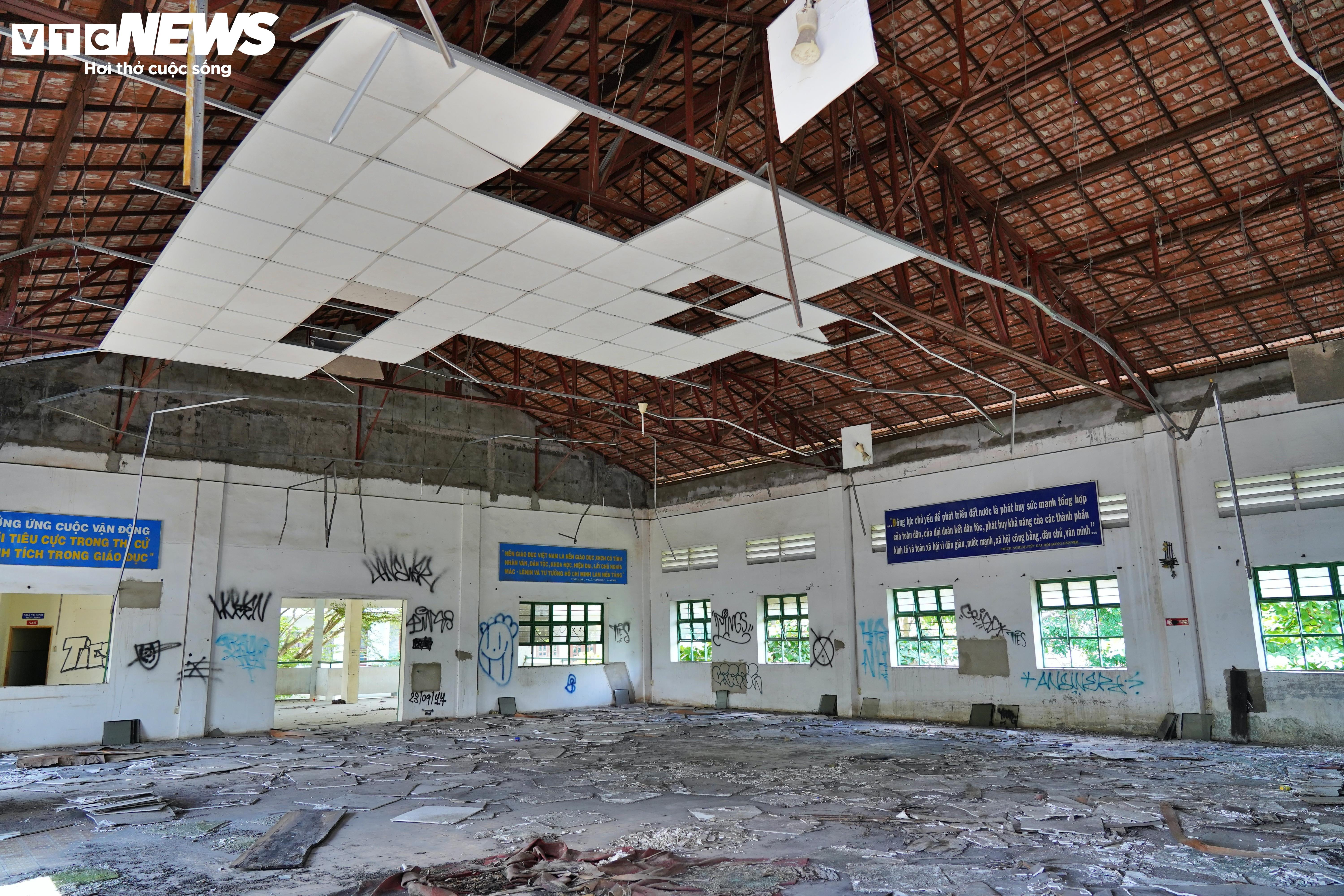 Cảnh u ám của trường học bị bỏ hoang gần 15 năm ở TP.HCM - 7