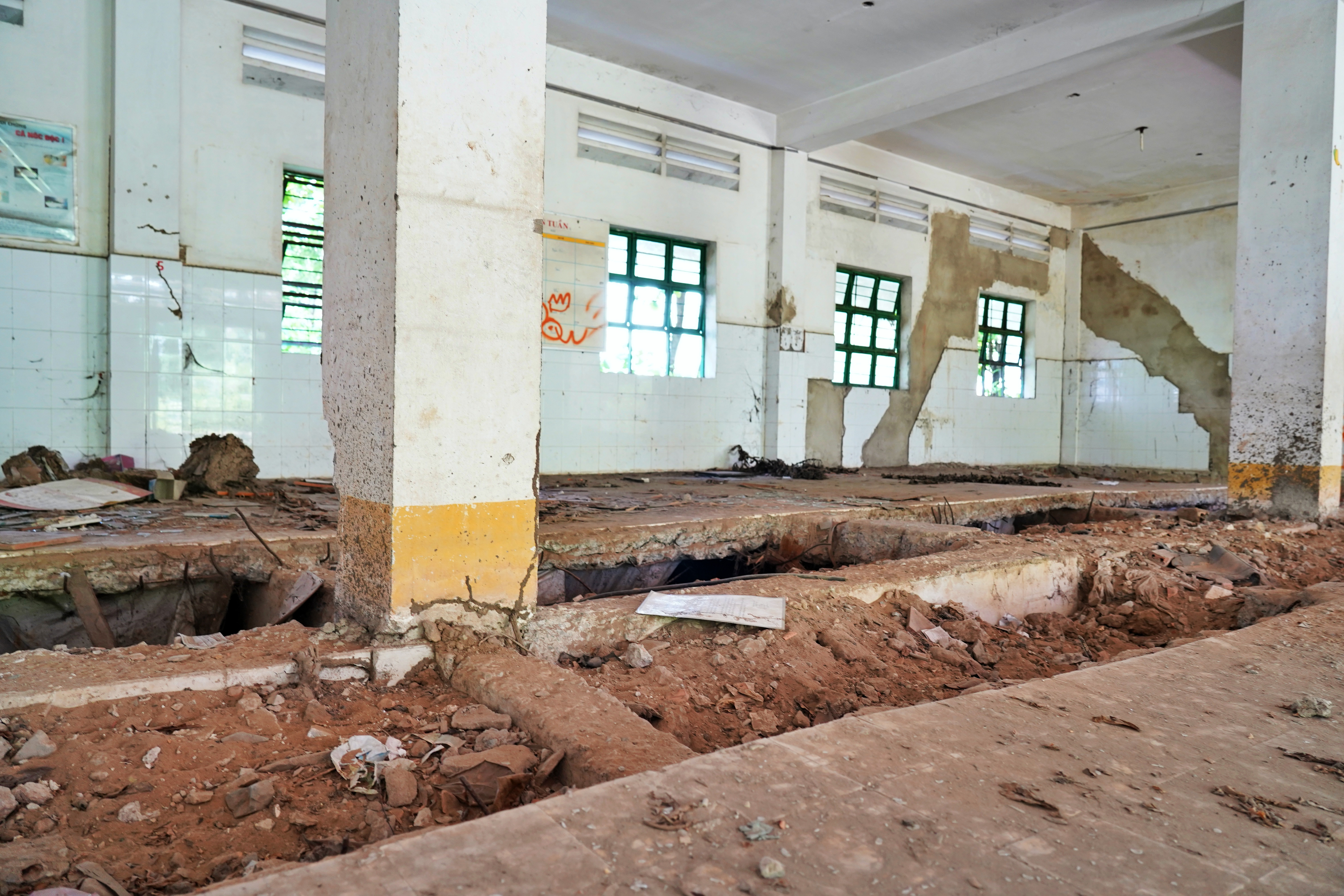 Cảnh u ám của trường học bị bỏ hoang gần 15 năm ở TP.HCM - 8