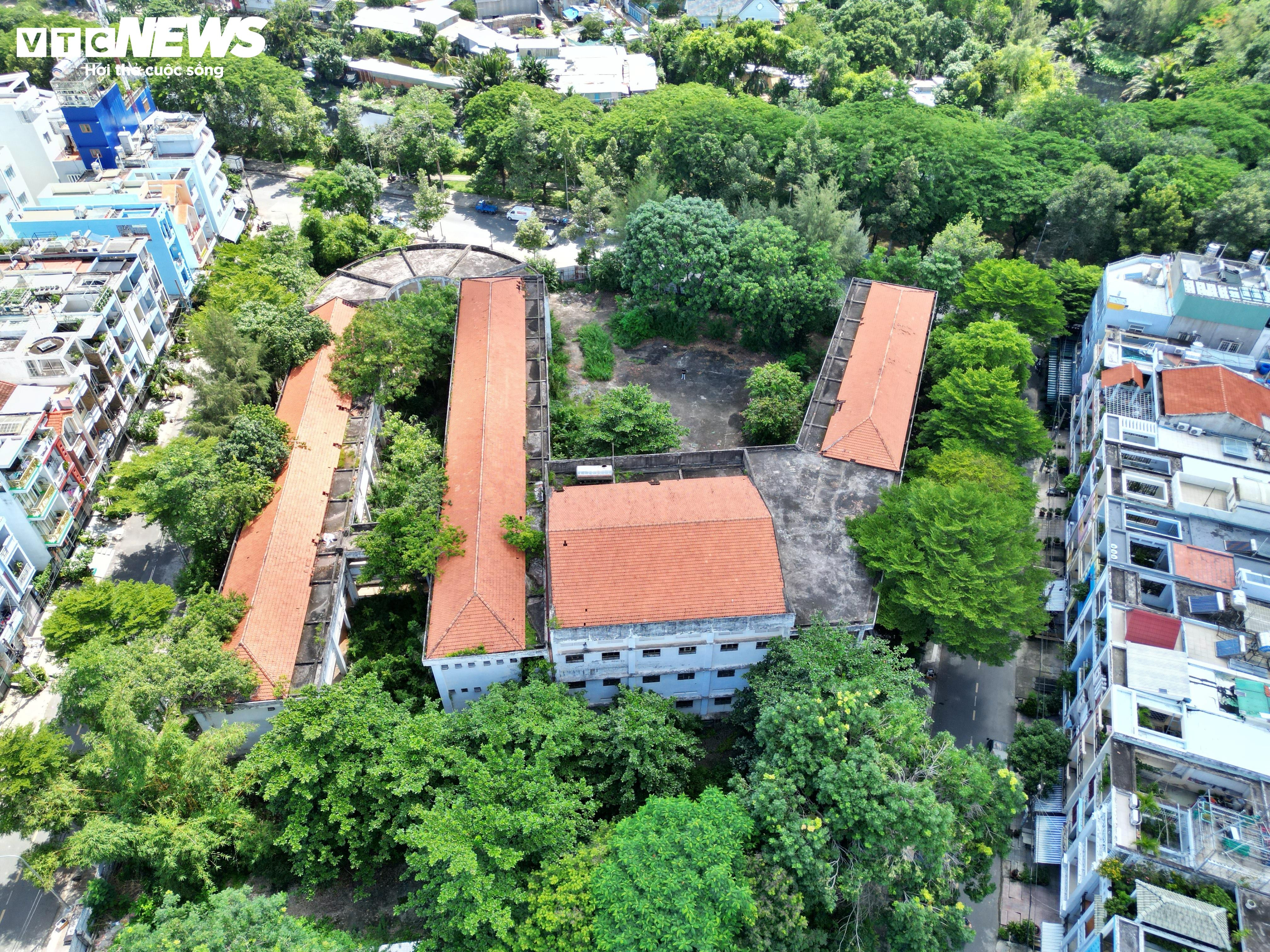 Cảnh u ám của trường học bị bỏ hoang gần 15 năm ở TP.HCM - 13